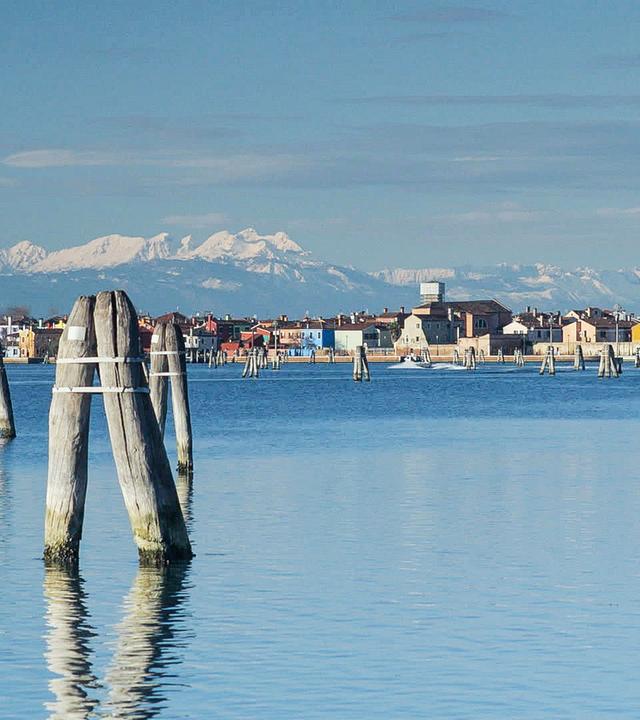 Venedig vom Wasser aus mit Gebirge im Hintergrund