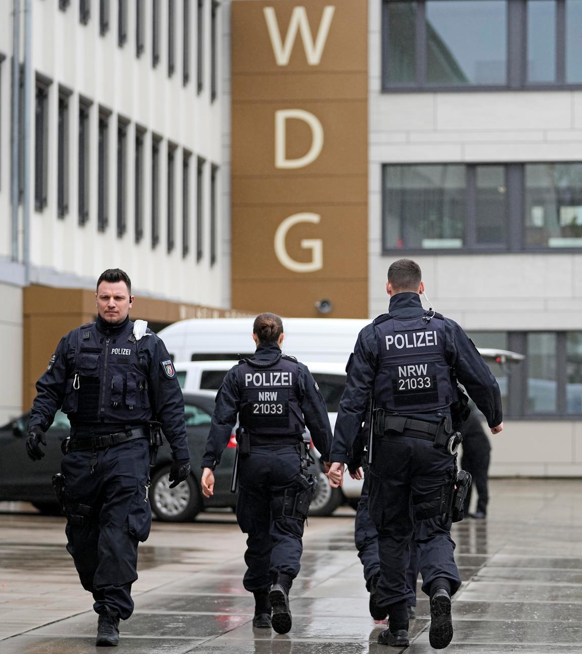 Polizisten patrouillieren am Donnerstag, 22.02.2024, am Tatort eines Angriffs an der Wilhelm-Dörpfeld-Schule in Wuppertal, Deutschland.