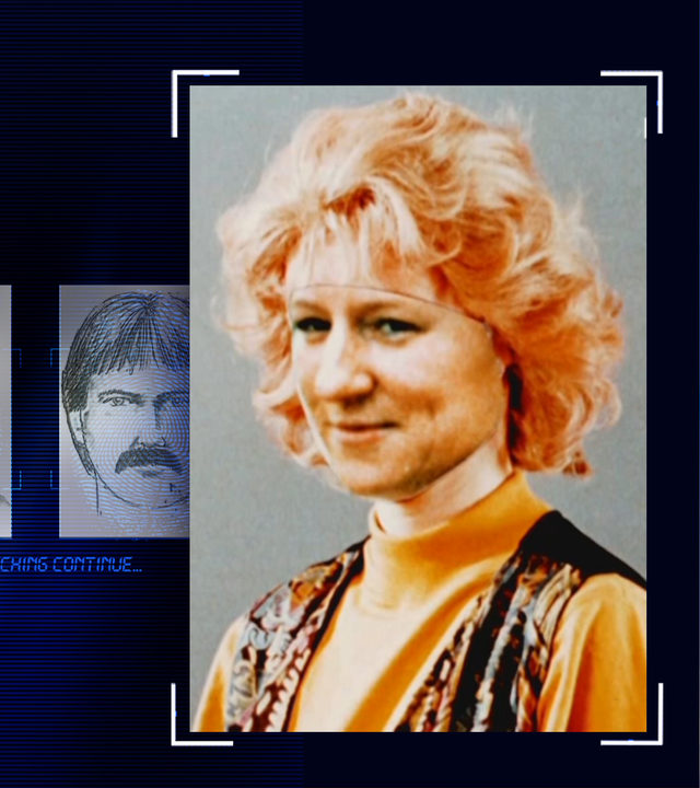 Portraitfoto einer 38 Jahre alten Frau. Sie hat rote Haare und trägt ein Stirnband, eine gemusterte Weste und ein orangenes T-Shirt. Sie schaut seitlich an der Kamera vorbei und lächelt leicht. Links daneben: Lichtschematische Darstellung eines Fingerabdrucks.  