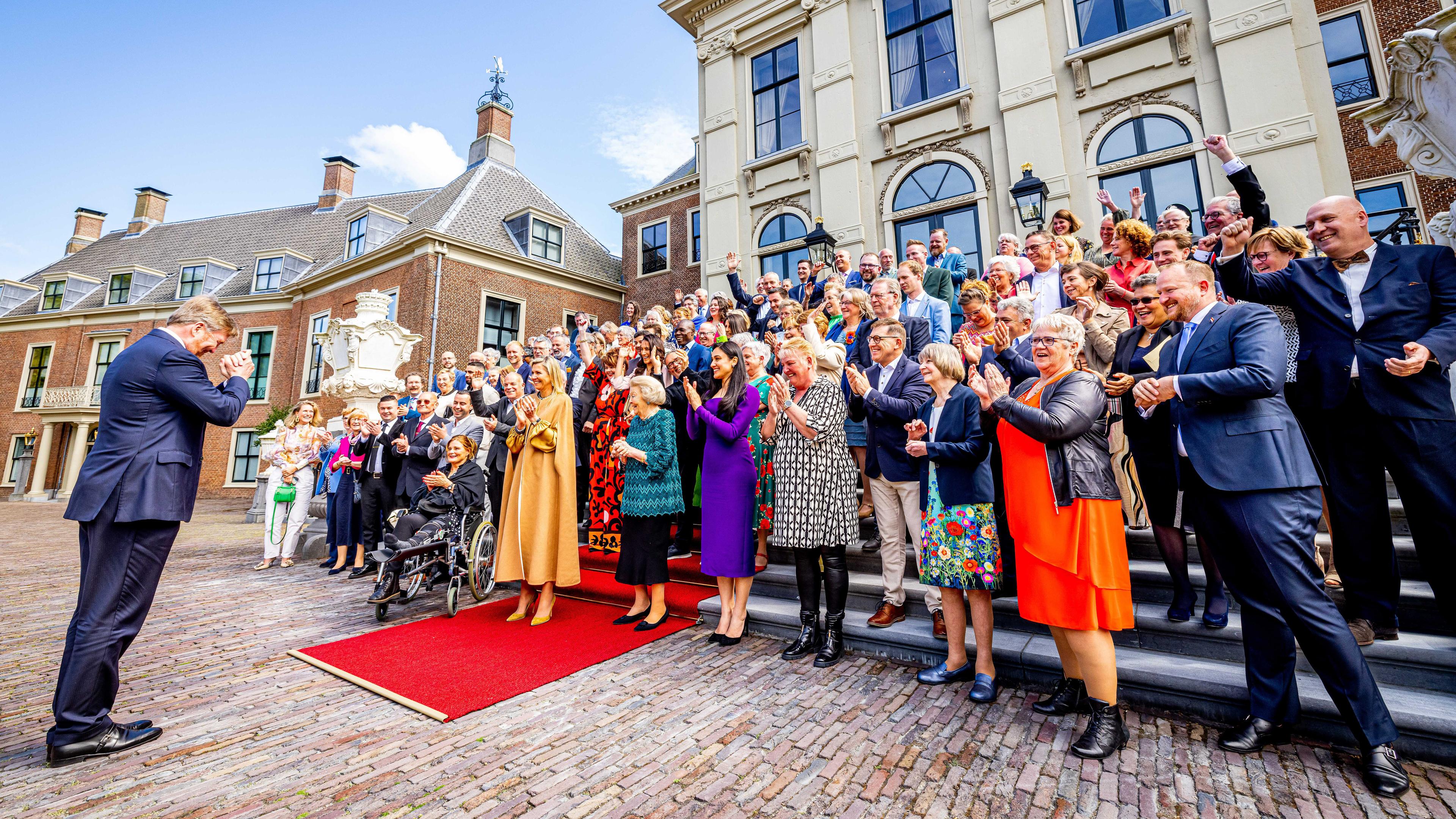 König Willem-Alexander bei einem Gruppenfoto vor dem Huis ten Bosch Palast in Den Haag, aufgenommen am 26.04.2023