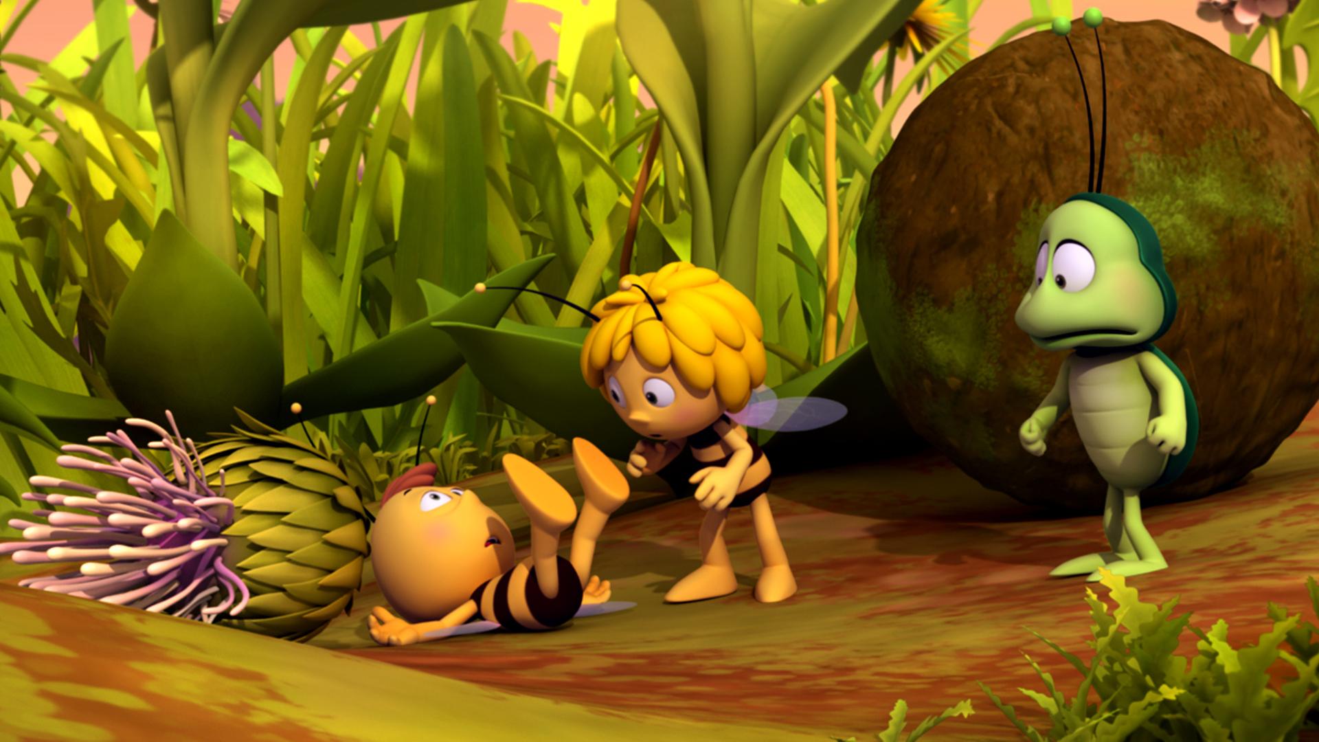 Willi liegt nach einem Sturz am Boden, die Füße in die Luft gestreckt. Maja eilt zu ihm und Kurt steht nebendran.