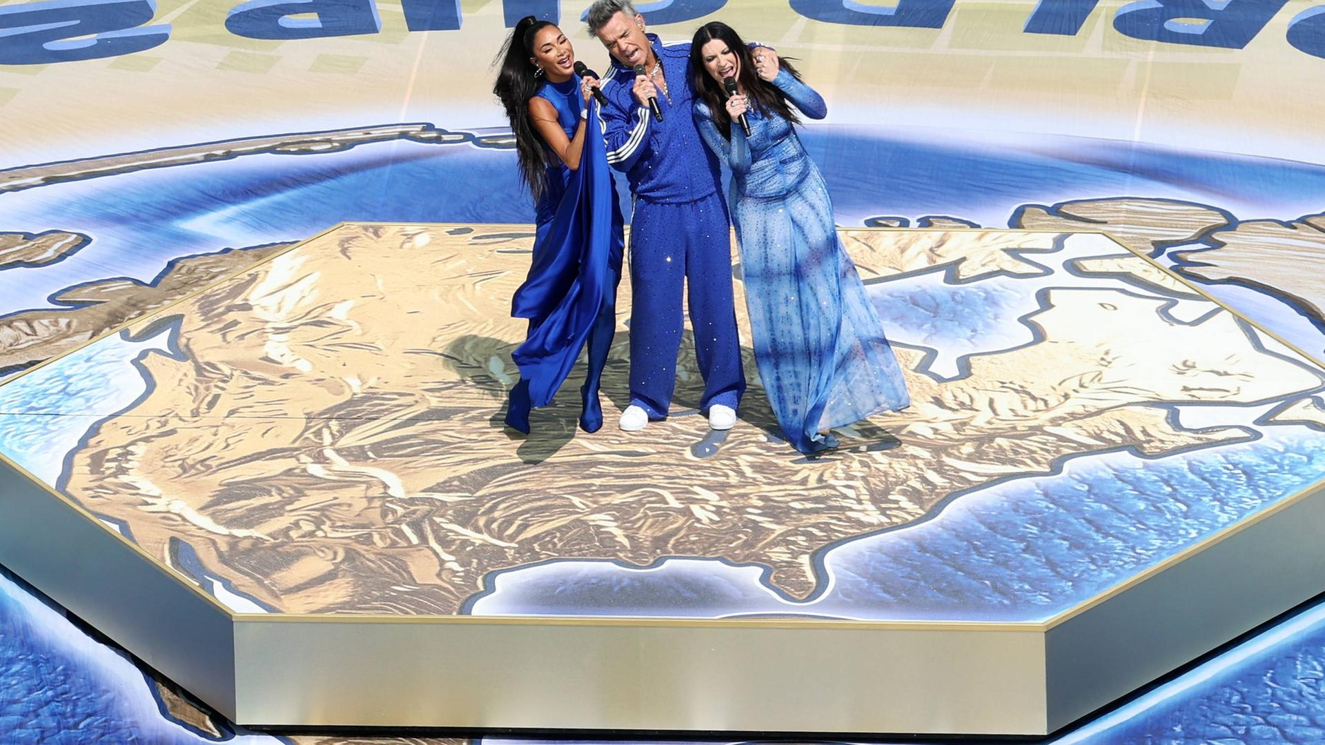 Robbie Williams, Nicole Scherzinger und Laura Pausini singen zusammen bei der Eröffnungsshow des WM-Finals 2026 in New York