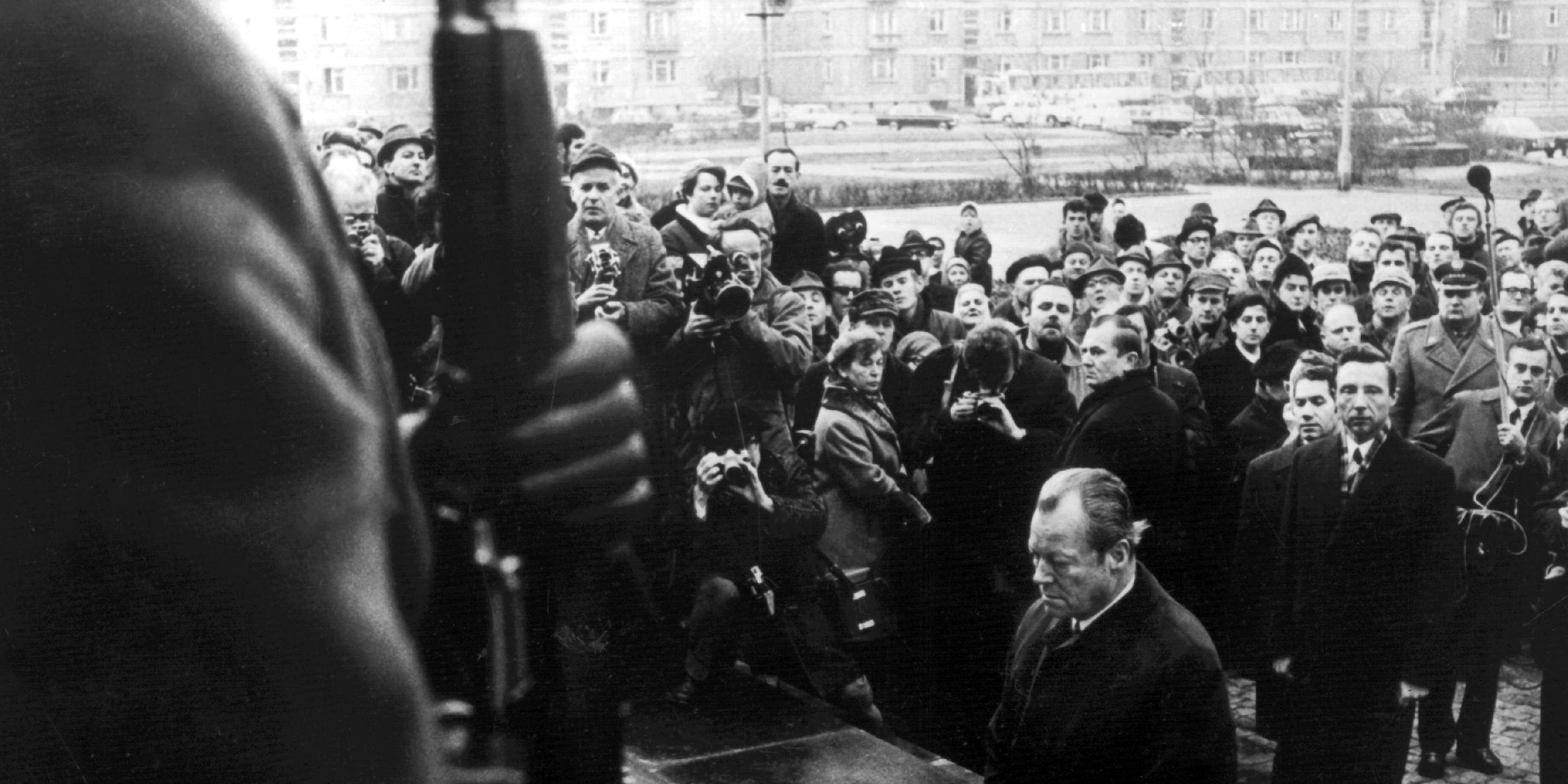 Bundeskanzler Willy Brandt kniet 1970 vor dem Mahnmal in Warschau
