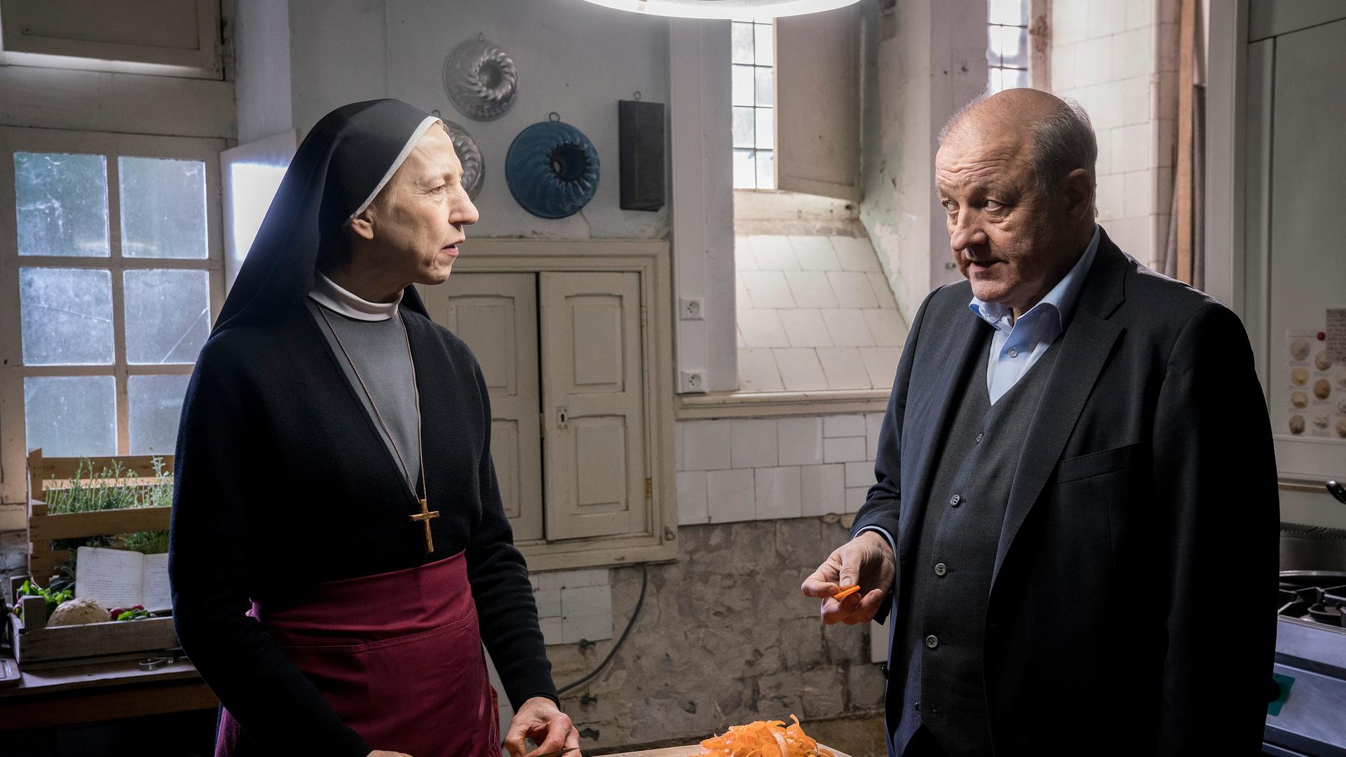 Schwester Gudula (Katharina Blaschke) steht mit Georg Wilsberg (Leonard Lansink) in der Klosterküche