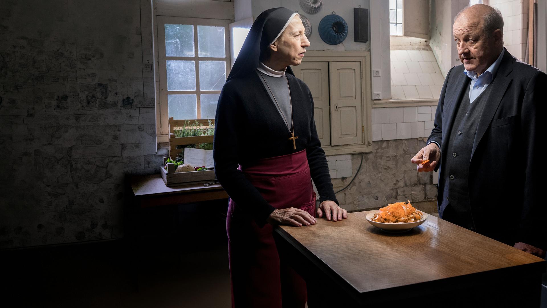 Schwester Gudula (Katharina Blaschke) steht mit Georg Wilsberg (Leonard Lansink) in der Klosterküche