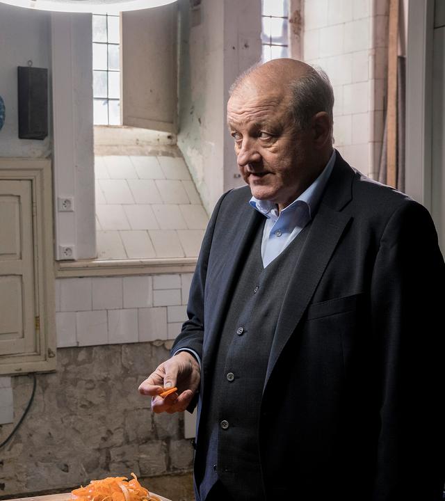 Schwester Gudula (Katharina Blaschke) steht mit Georg Wilsberg (Leonard Lansink) in der Klosterküche