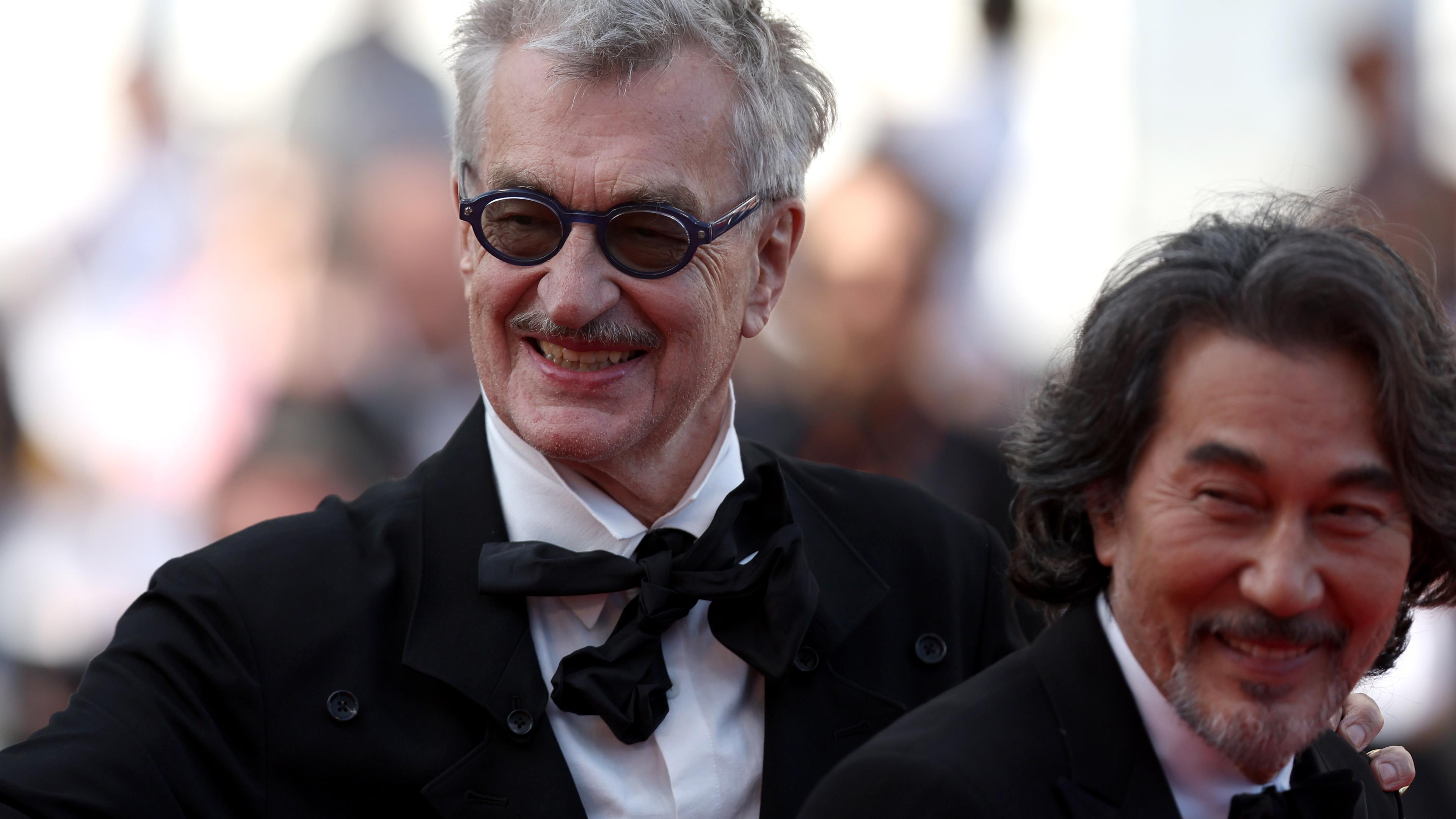 Der Regisseur Wim Wender steht neben dem Schauspieler Koji Yakusho bei den Filmfestspielen in Cannes.