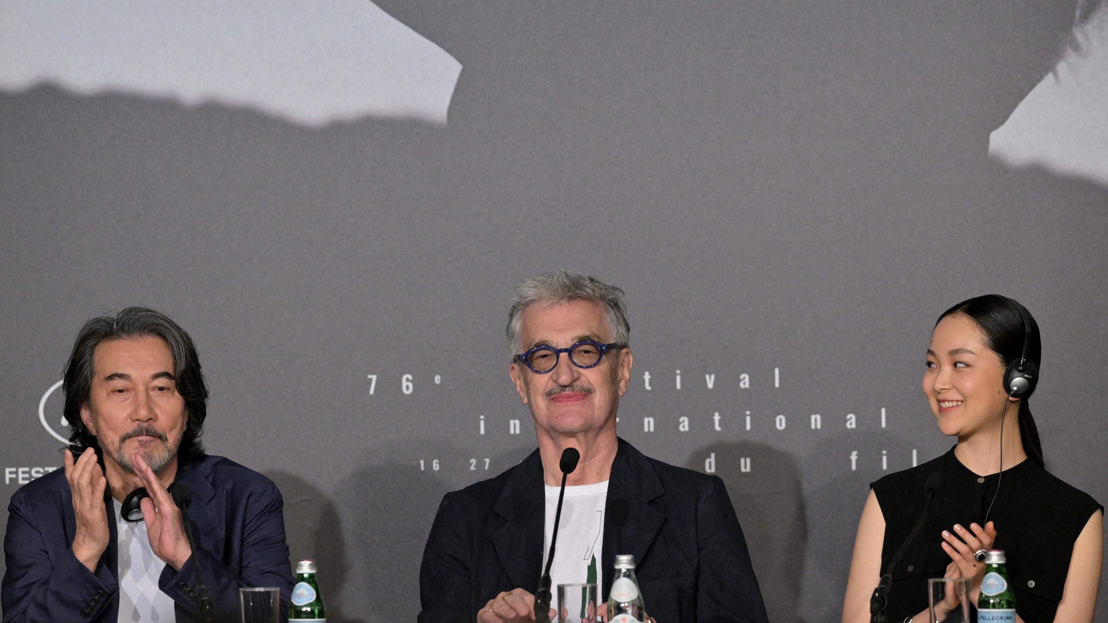 Der japanische Schauspieler Koji Yakusho, der deutsche Regisseur Wim Wenders und die japanische Schauspielerin Arisa Nakano nehmen an einer Pressekonferenz für den Film "Perfect Days" während der 76. Ausgabe der Filmfestspiele von Cannes teil.