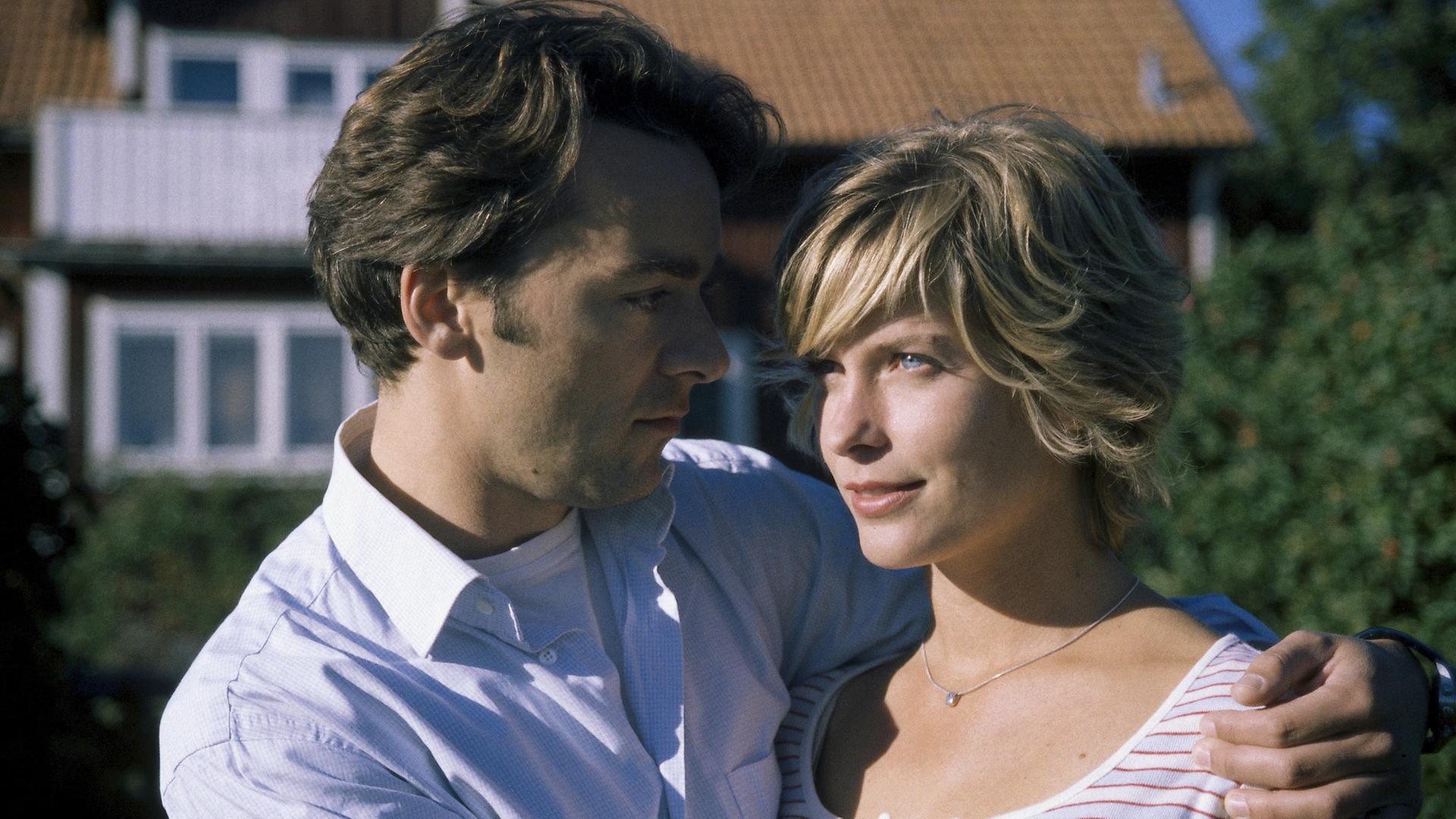 "Inga Lindström: Wind über den Schären": Niclas (Alexander Lutz) hält Hanna (Valerie Niehaus) im Arm und schaut sie an. Sie blickt gedankenverloren ins Leere.