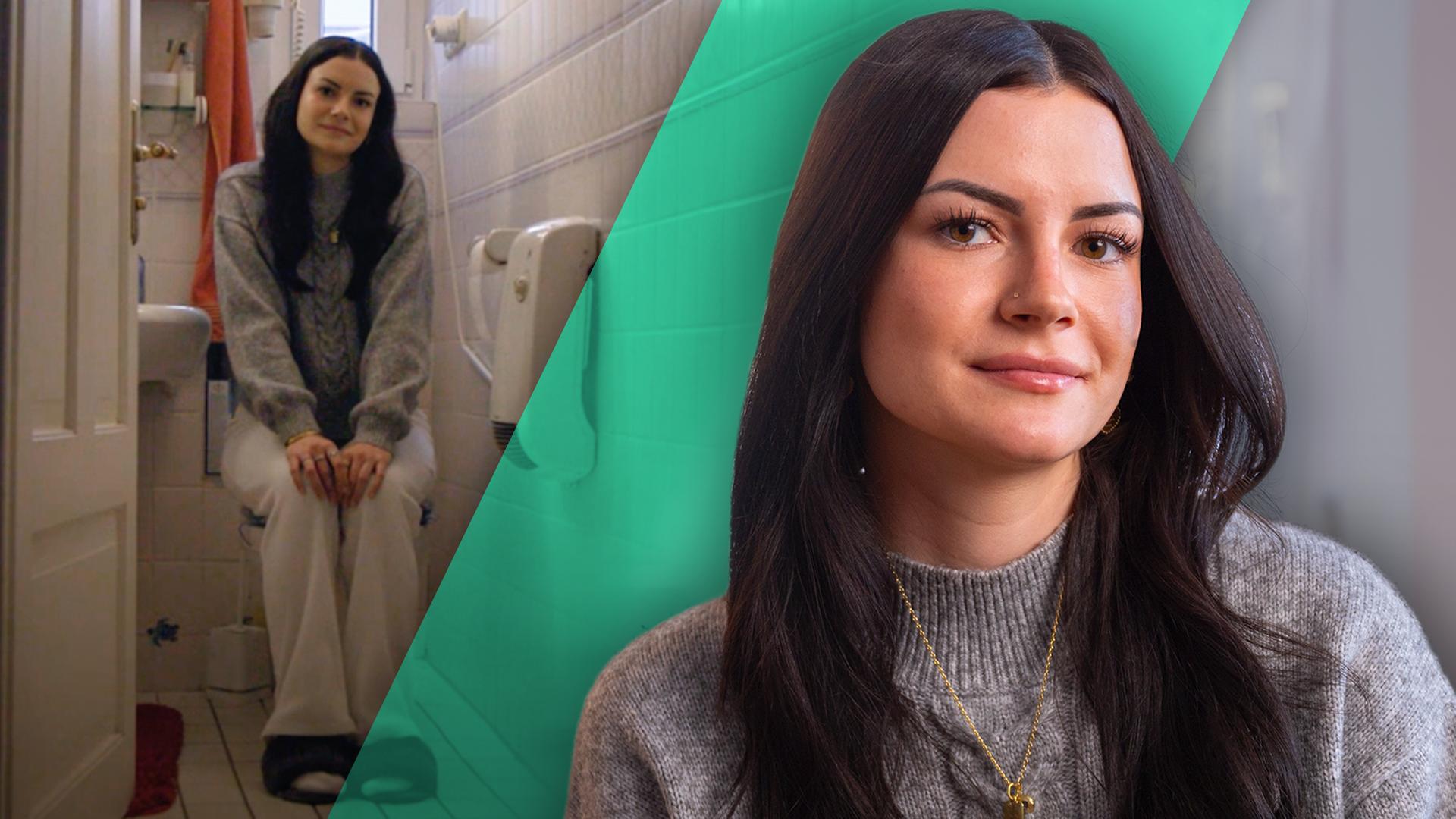 Auf der rechten Bildseite lächelt eine junge Frau. Auf der linken Bildseite sitzt diese junge Frau in ihrem Badezimmer auf der Toilette.