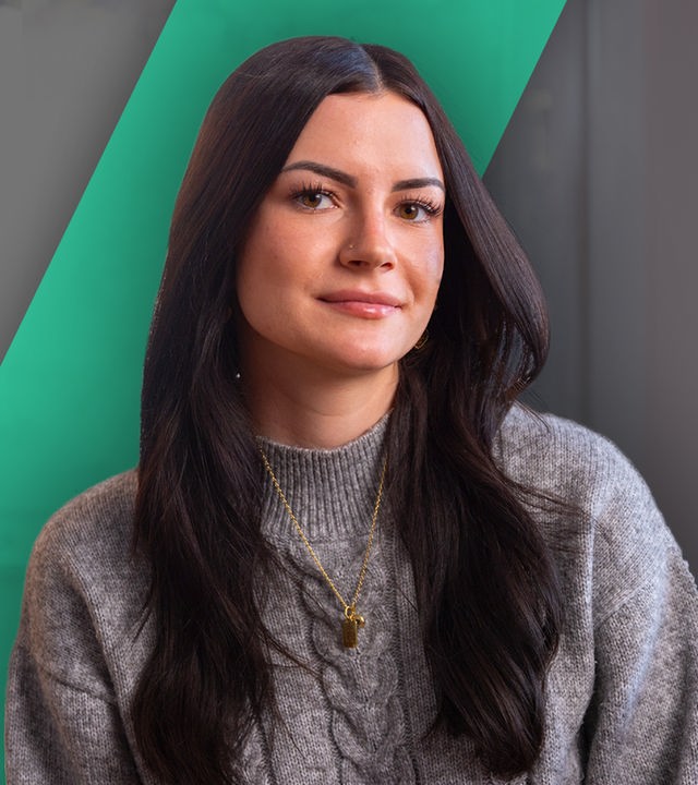 Auf der rechten Bildseite lächelt eine junge Frau. Auf der linken Bildseite sitzt diese junge Frau in ihrem Badezimmer auf der Toilette.