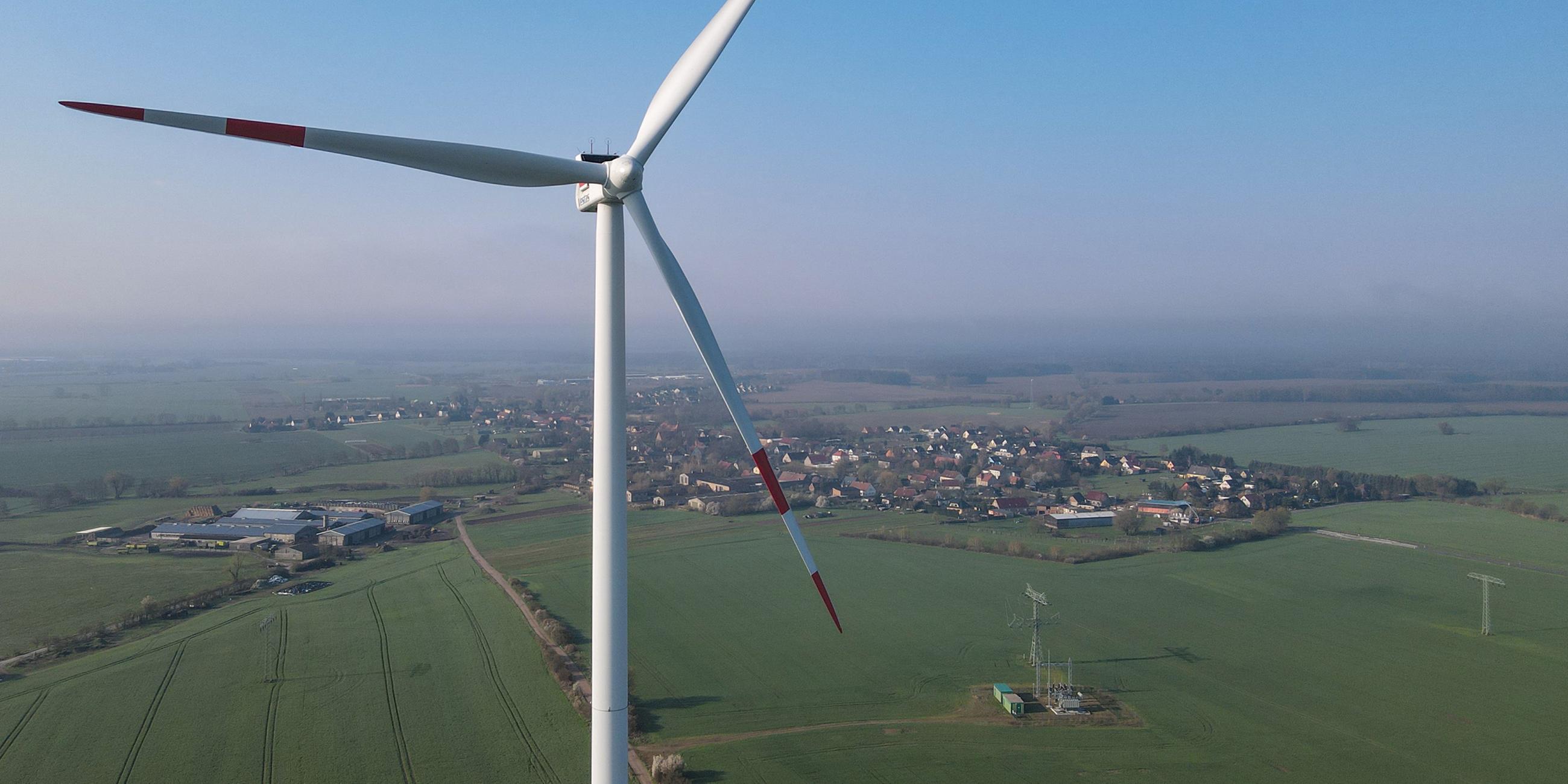 Eine Windenergieanlage im Windpark "Odervorland" im Landkreis Oder-Spree