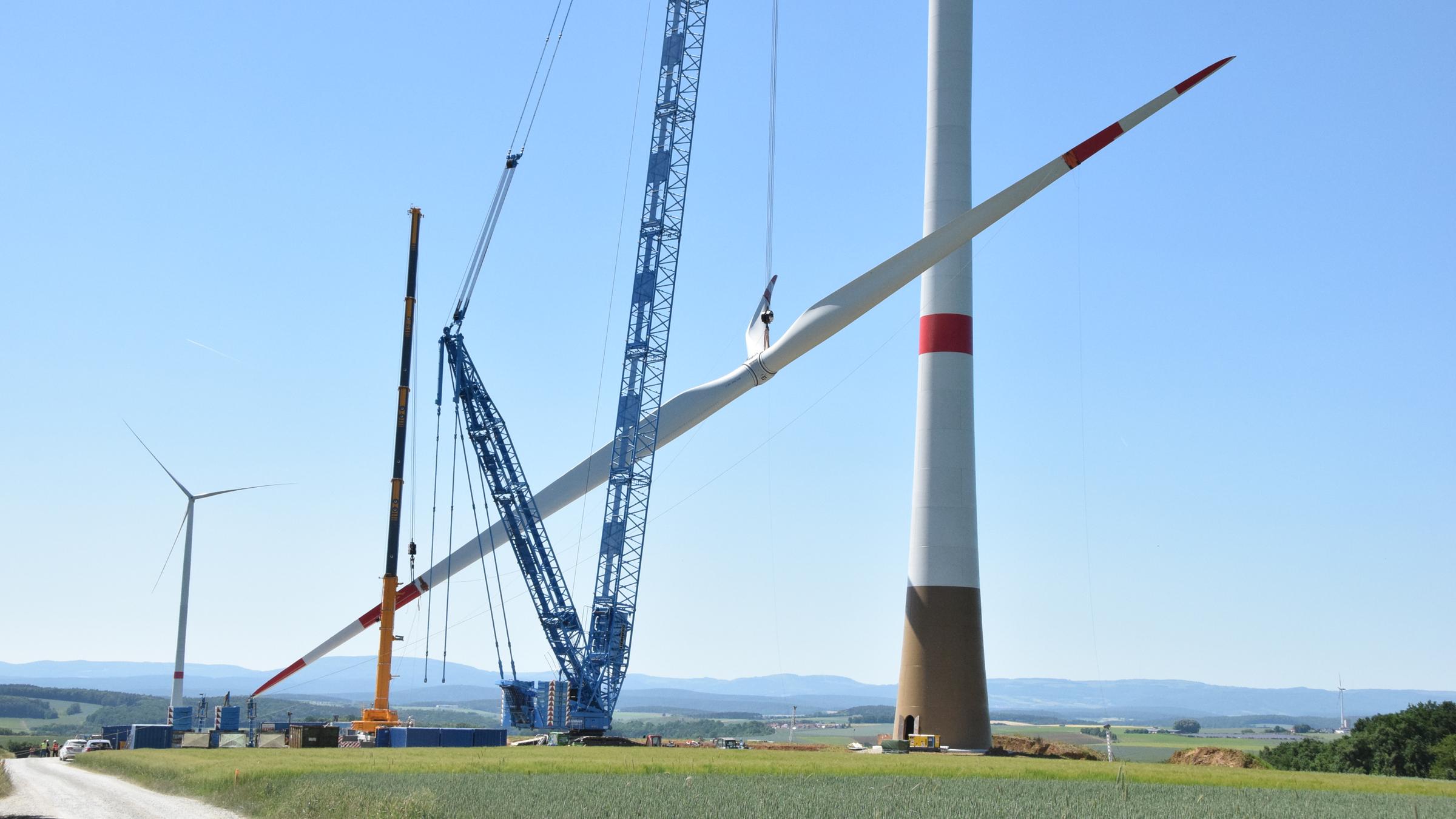 Rotor eines Windrades wird an einem Kran hochgezogen