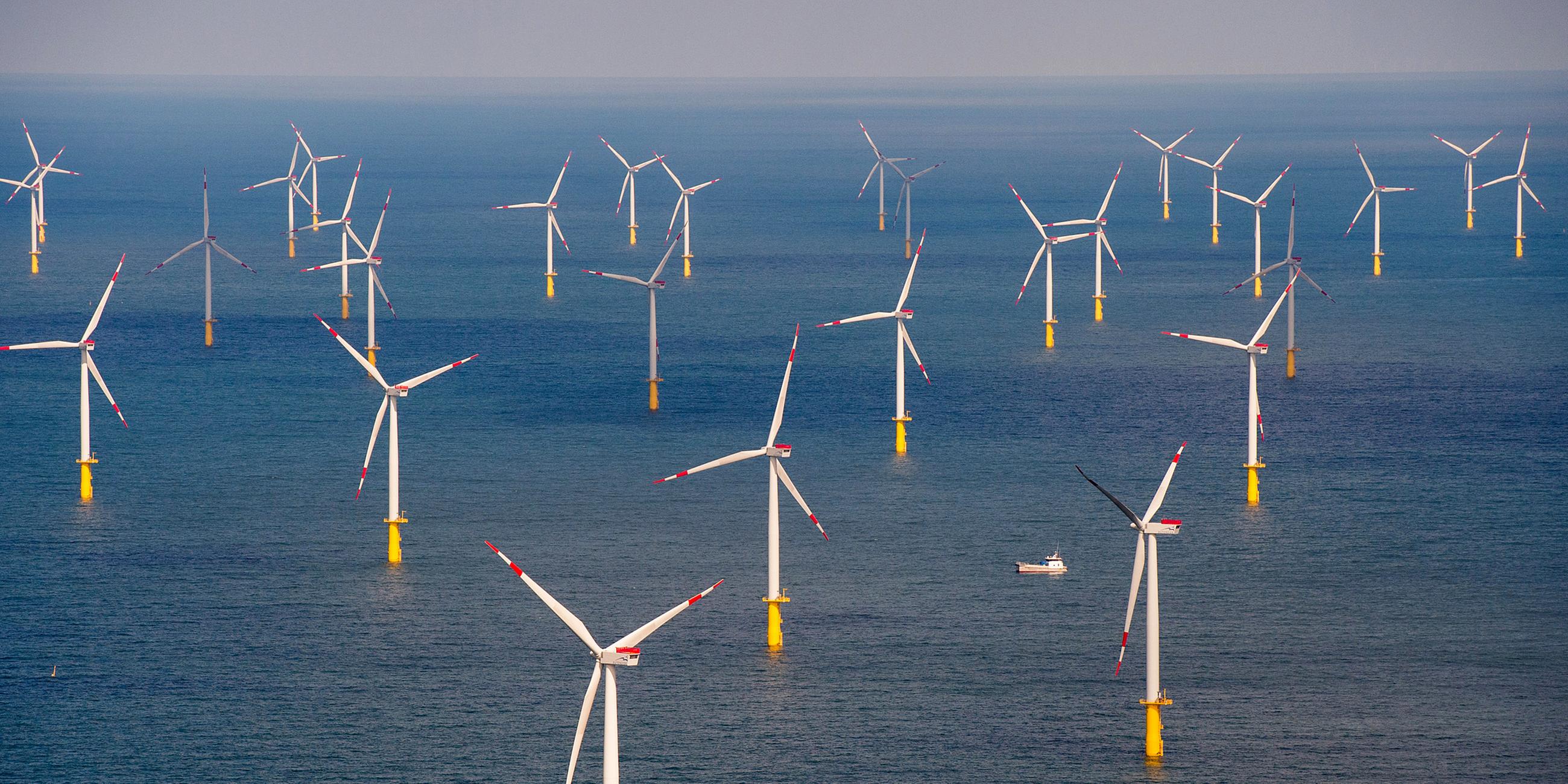 Archiv: Offshore-Windpark Butendiek vor der Insel Sylt in der Nordsee am 15.08.2016