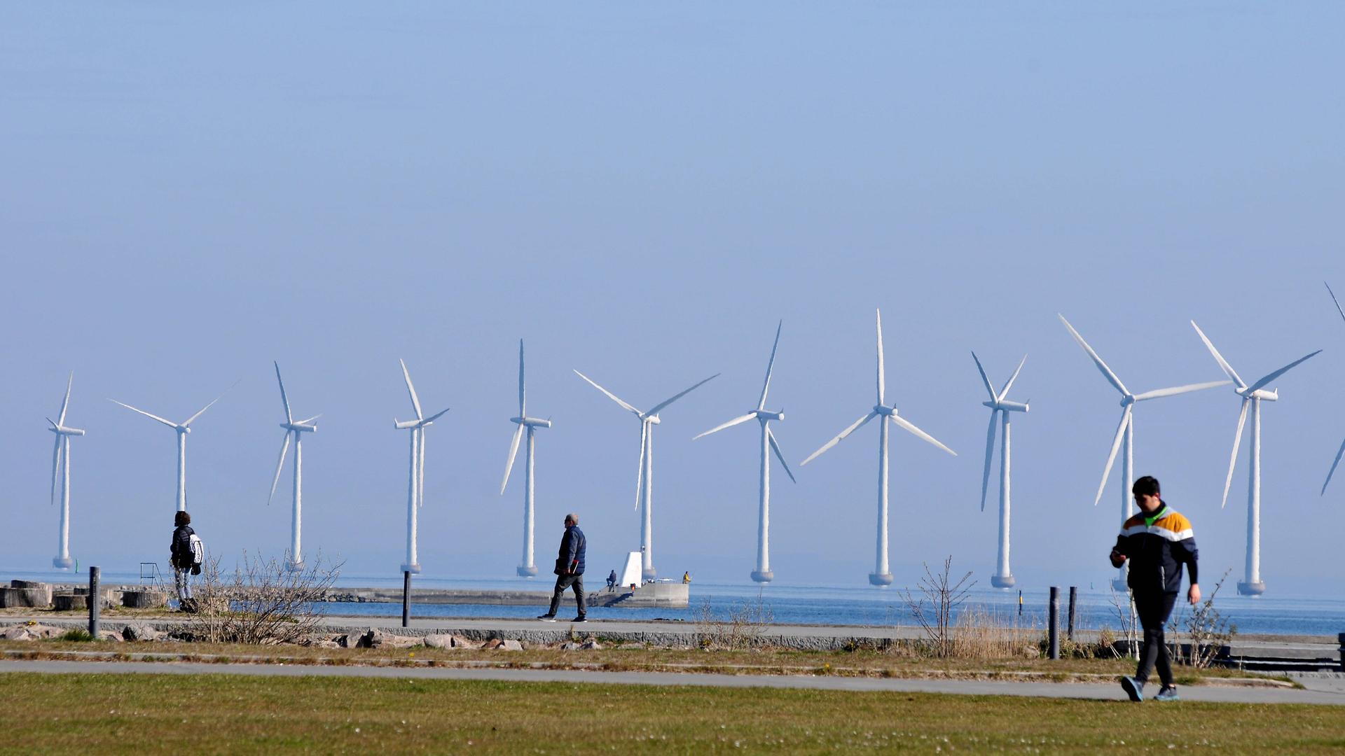 Das Foto zeigt mehrere Windräder in Dänemark.