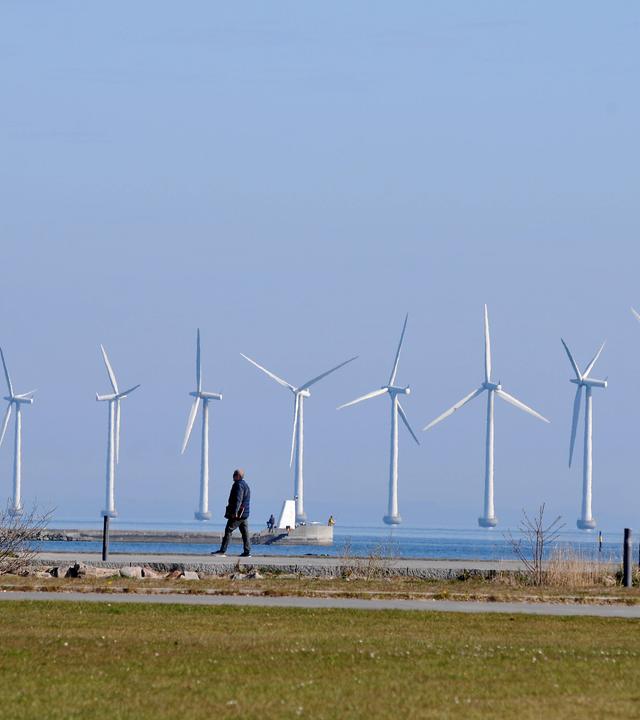 Das Foto zeigt mehrere Windräder in Dänemark.