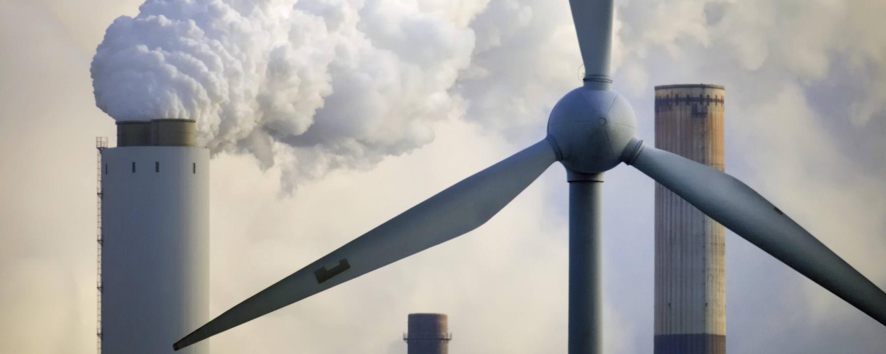 Windrad und Schornsteine des Kraftwerks Walsum