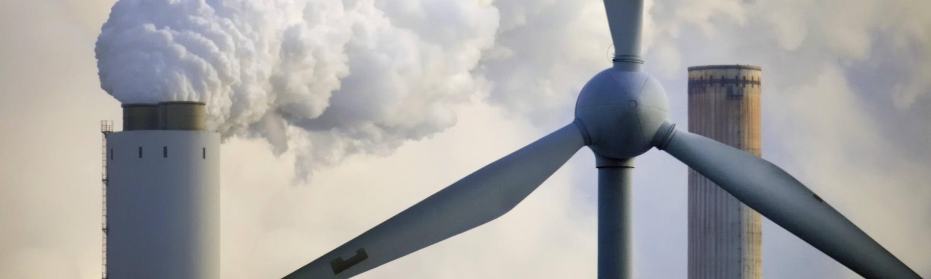 Windrad und Schornsteine des Kraftwerks Walsum