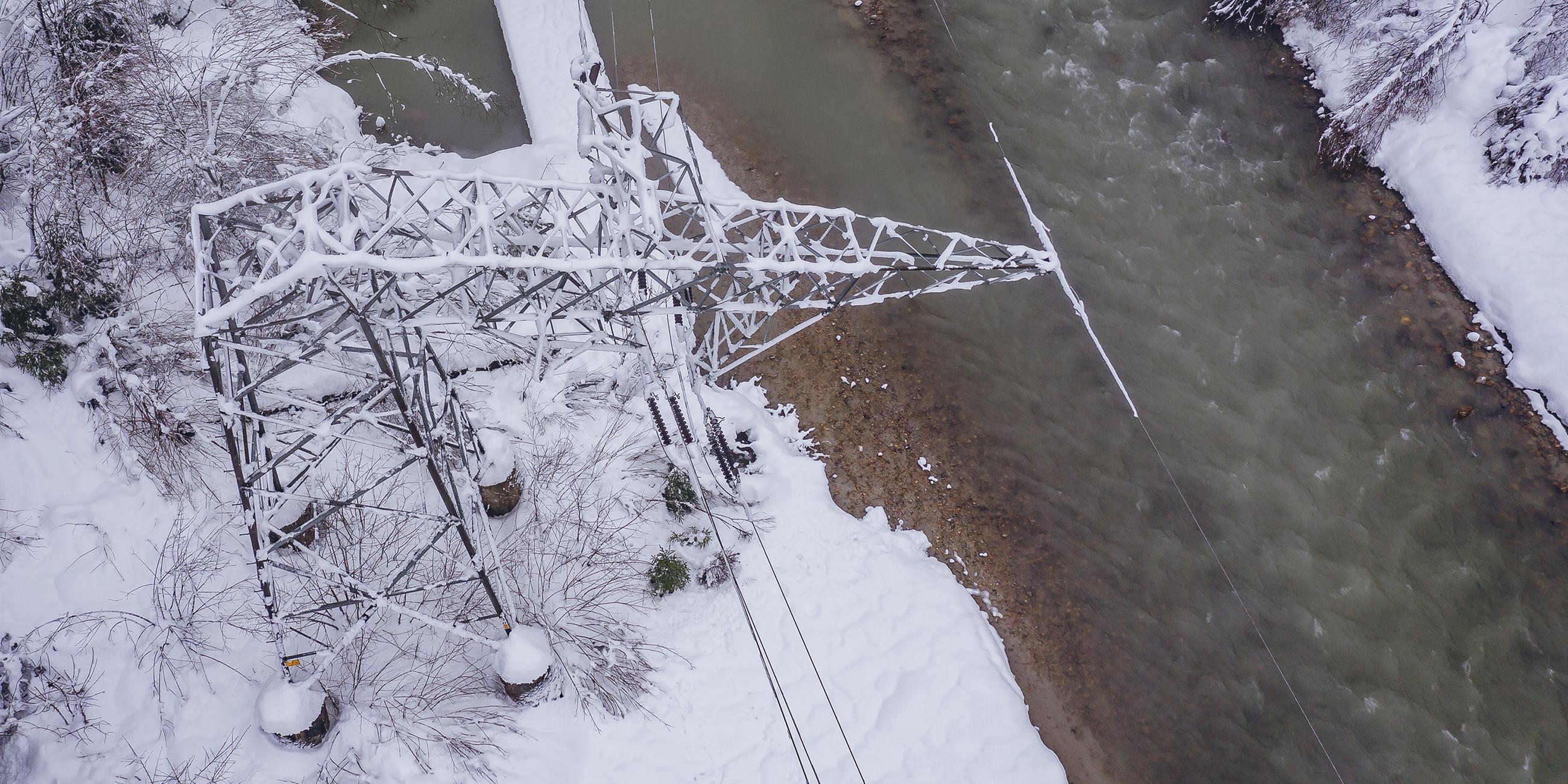 Umgeknickter Strommast und beschädigte Leitung in Thal (Osttirol)