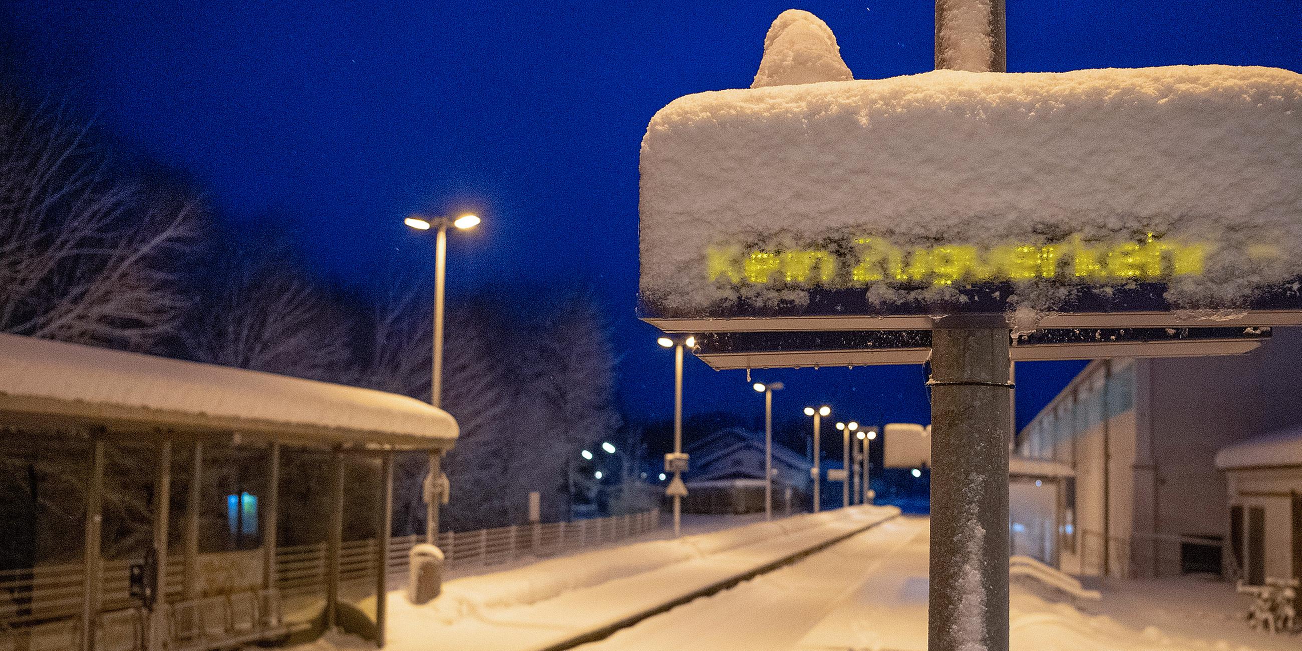 "Kein Zugverkehr" steht auf einer Fahrgastinformationstafel am Bahnhof von Miesbach.
