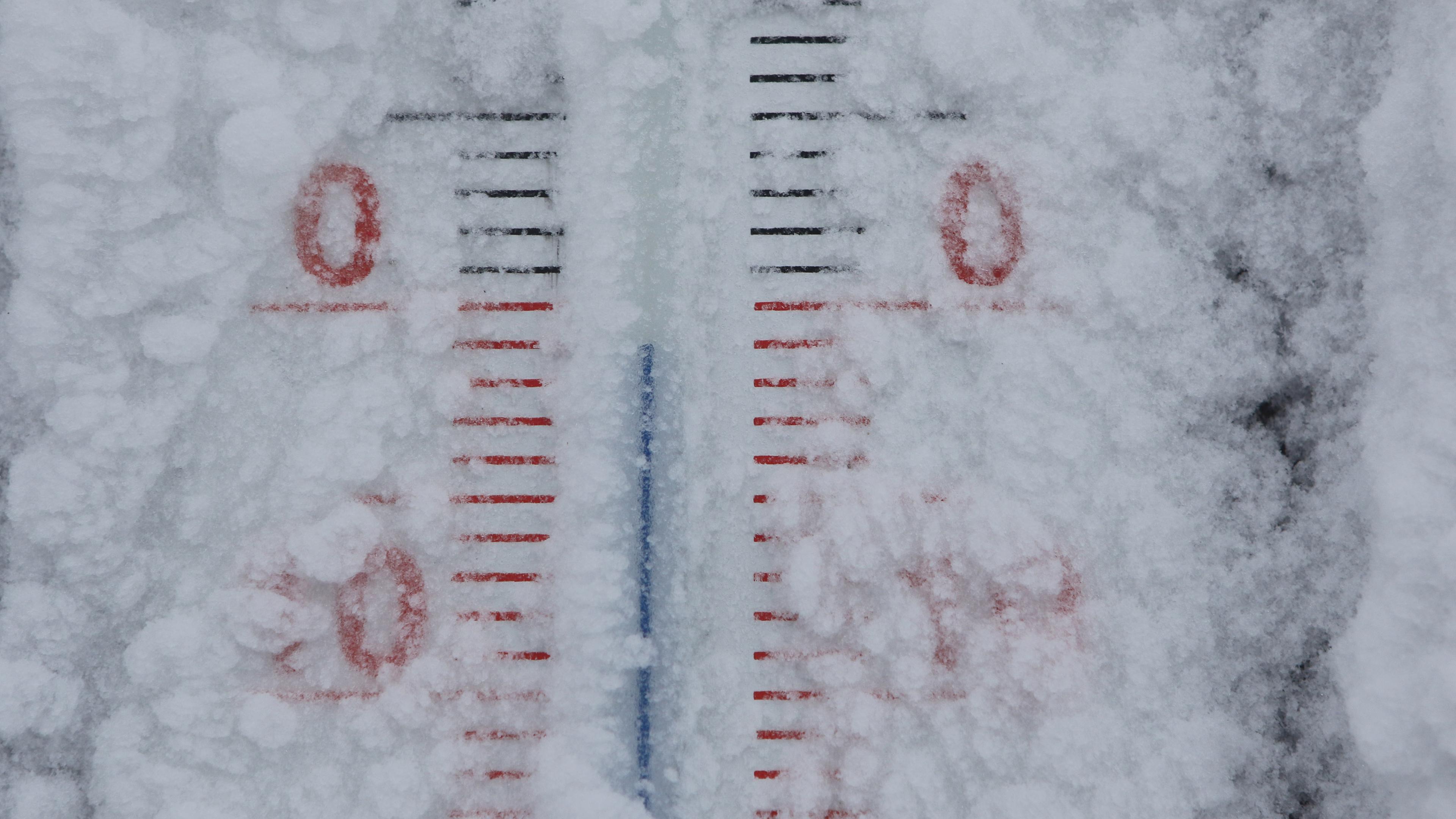 Ein mit Schnee bedecktes Thermometer auf dem Brocken zeigt Minus ein Grad Celsius an.