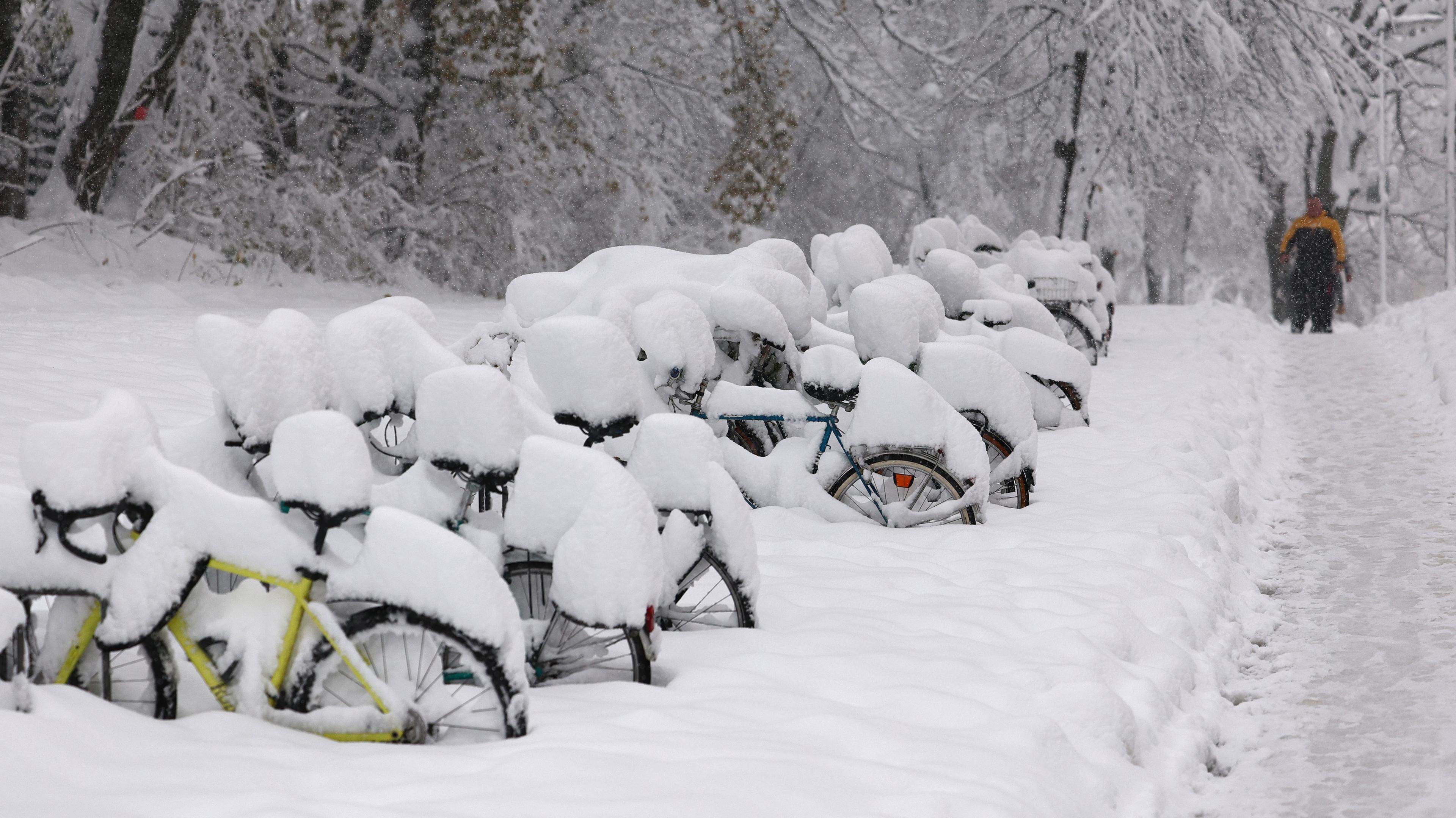  Ein Blick auf geparkte und mit Schnee bedeckte Fahrräder in München, Deutschland, 02.12.2023.
