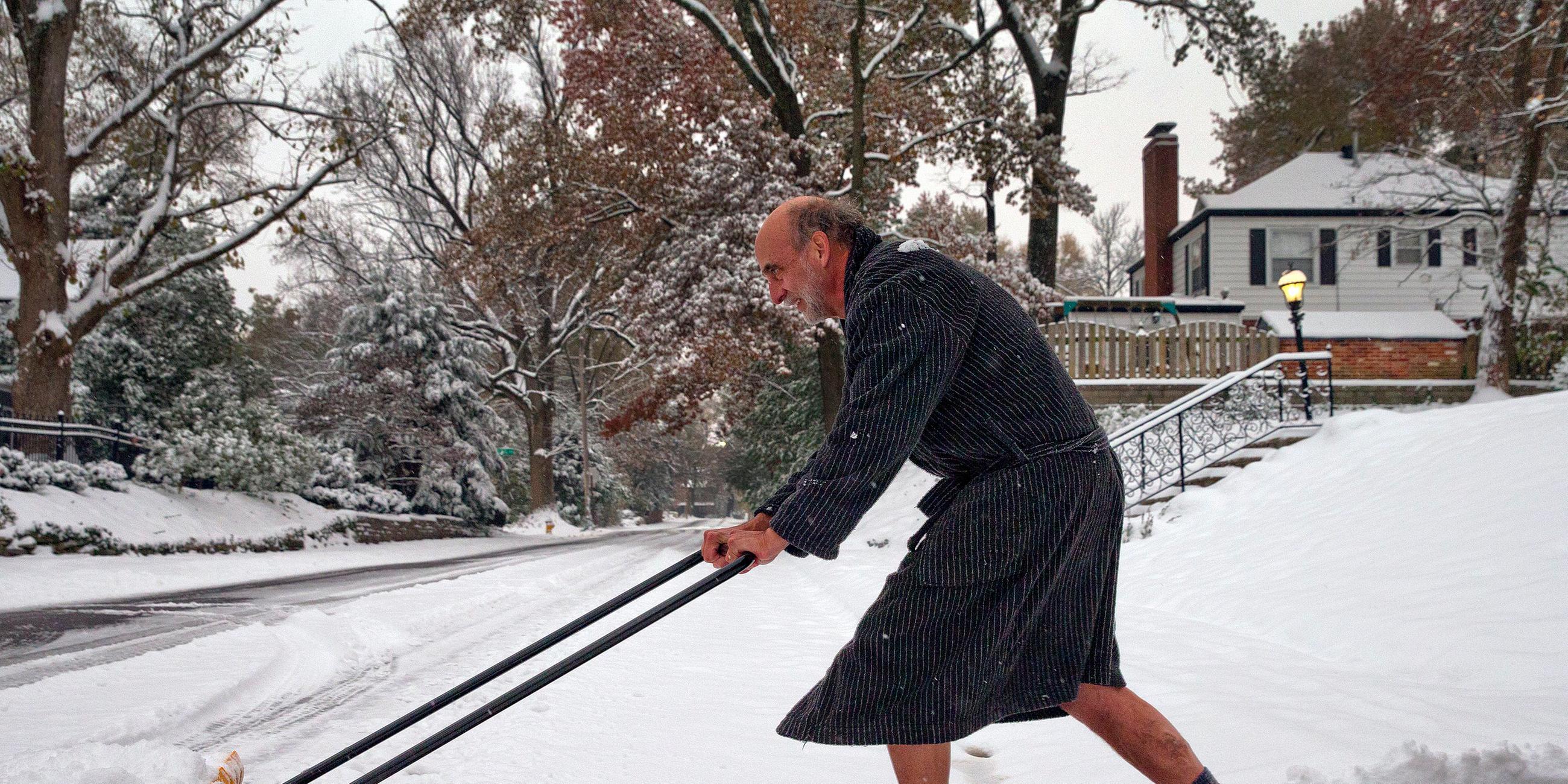 Archiv: Ein Mann räumt Schnee von seiner Einfahrt, aufgenommen am 15.11.2018 in St.Louis, USA