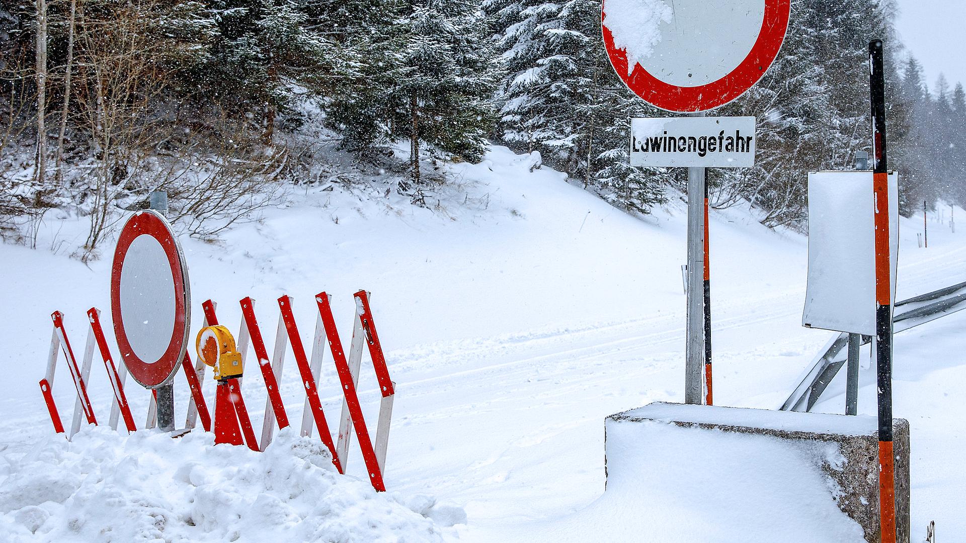 Archiv: Straßensperre aufgrund der hohen Lawinengefahr am Freitag, 04.01.2019, am Sölkpass im Raum Sankt Nikolai im Sölktal, Österreich