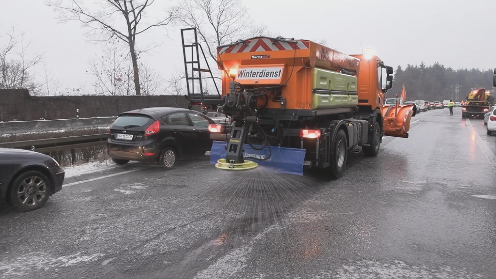 Auf dem Bild sieht man ein Reinigungsauto für das Schneechaos.