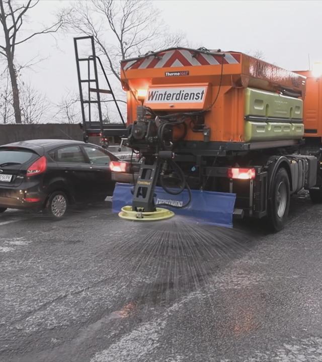 Auf dem Bild sieht man ein Reinigungsauto für das Schneechaos.