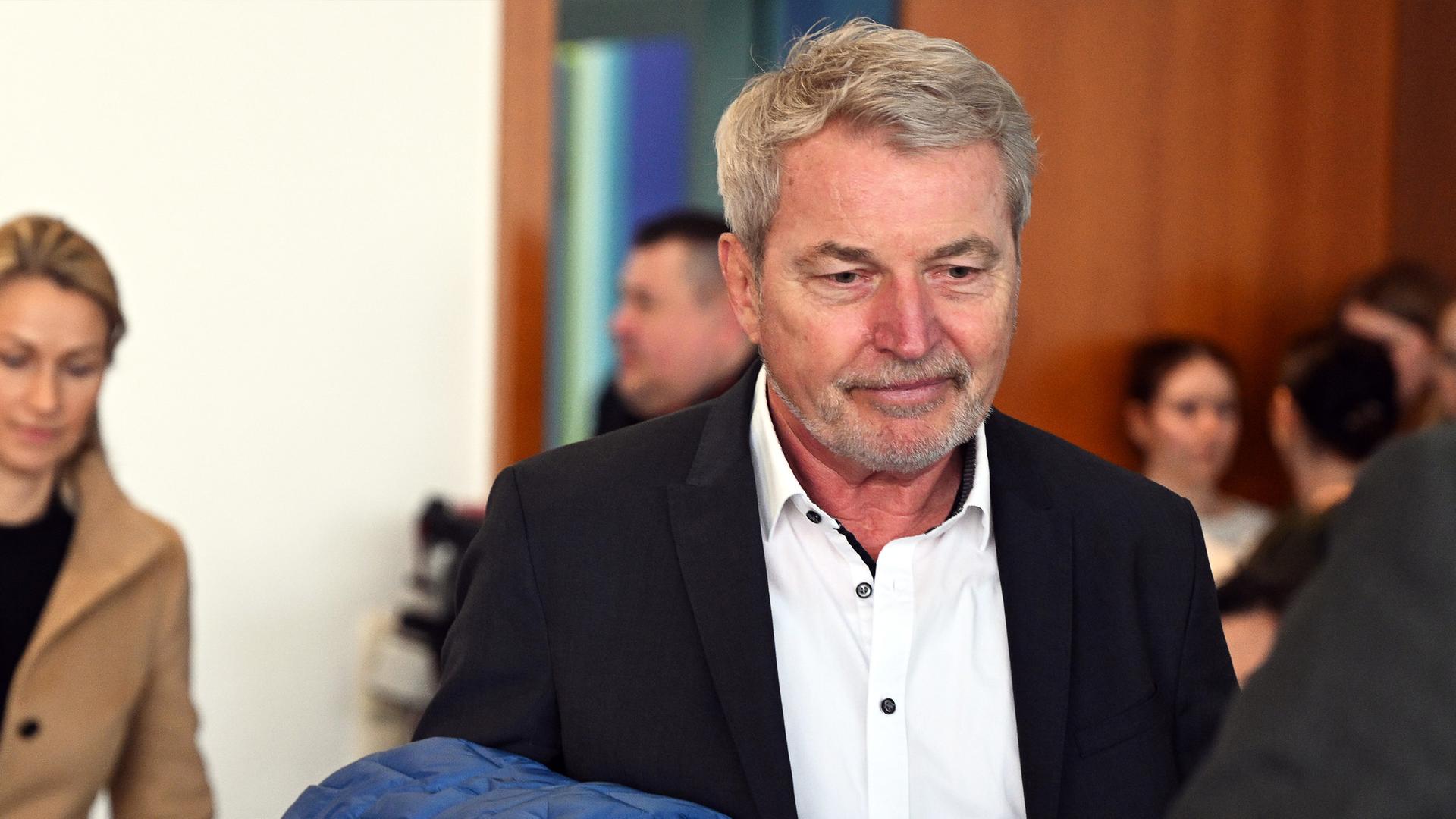 Kinderpsychiater Michael Winterhoff kommt in den Gerichtssaal des Landgerichts Bonn am 04.03.2026.