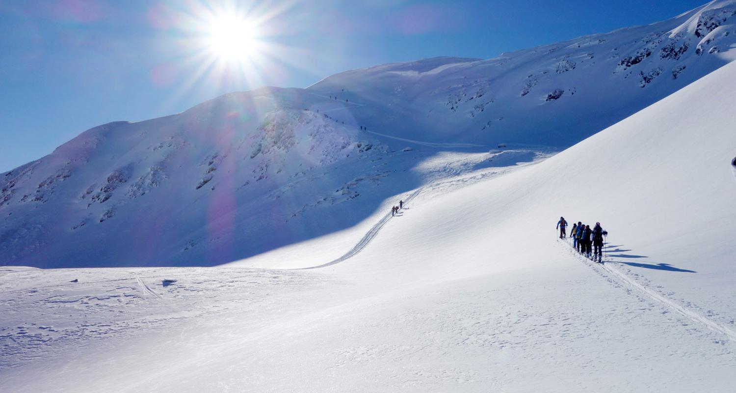 Ein Kamerateam hat eine sportliche Gruppe bei ihrer Skitour quer durch Vorarlberg begleitet.