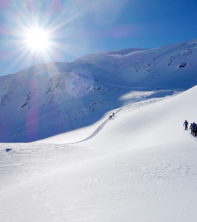 Ein Kamerateam hat eine sportliche Gruppe bei ihrer Skitour quer durch Vorarlberg begleitet.