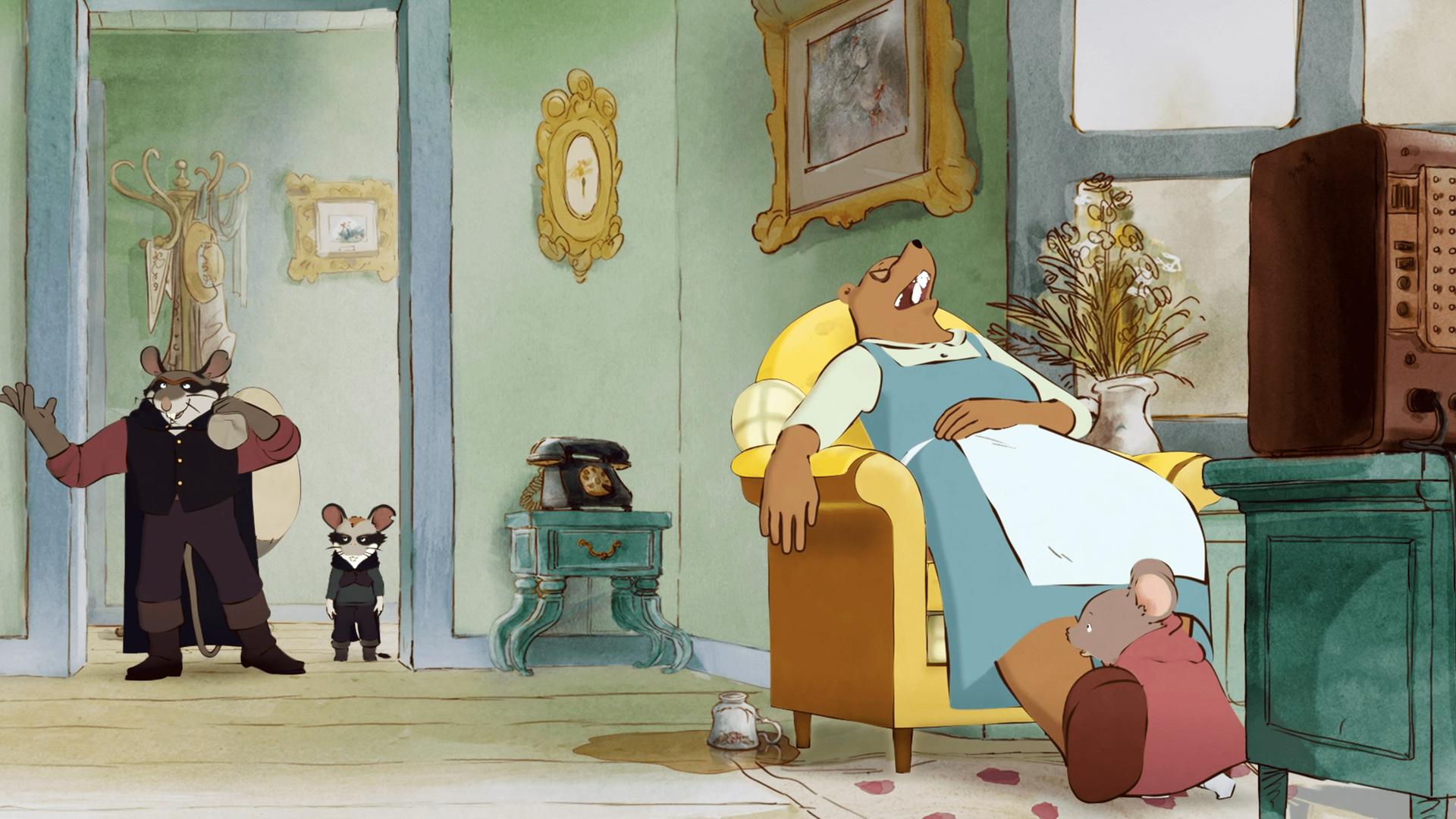 Ernest & Celestine - Der Winterschlaf-Tee: Die Grüne Maus und ihr Bruder stehen nebeneinander in der Tür von  Madame Tulipes Wohnzimmer. Madame Tulipe sitzt in ihrem Sessel vor dem Fernseher und schläft mit weit geöffnetem Mund. Dabei hat sie den einen Arm auf ihrem Bauch abgelegt, der andere Arm hängt über der Armlehne herunter. Hinter Madame Tulipes ausgestreckten Beinen hat sich Celestine versteckt.