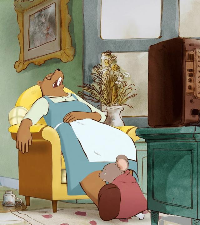 Ernest & Celestine - Der Winterschlaf-Tee: Die Grüne Maus und ihr Bruder stehen nebeneinander in der Tür von  Madame Tulipes Wohnzimmer. Madame Tulipe sitzt in ihrem Sessel vor dem Fernseher und schläft mit weit geöffnetem Mund. Dabei hat sie den einen Arm auf ihrem Bauch abgelegt, der andere Arm hängt über der Armlehne herunter. Hinter Madame Tulipes ausgestreckten Beinen hat sich Celestine versteckt.