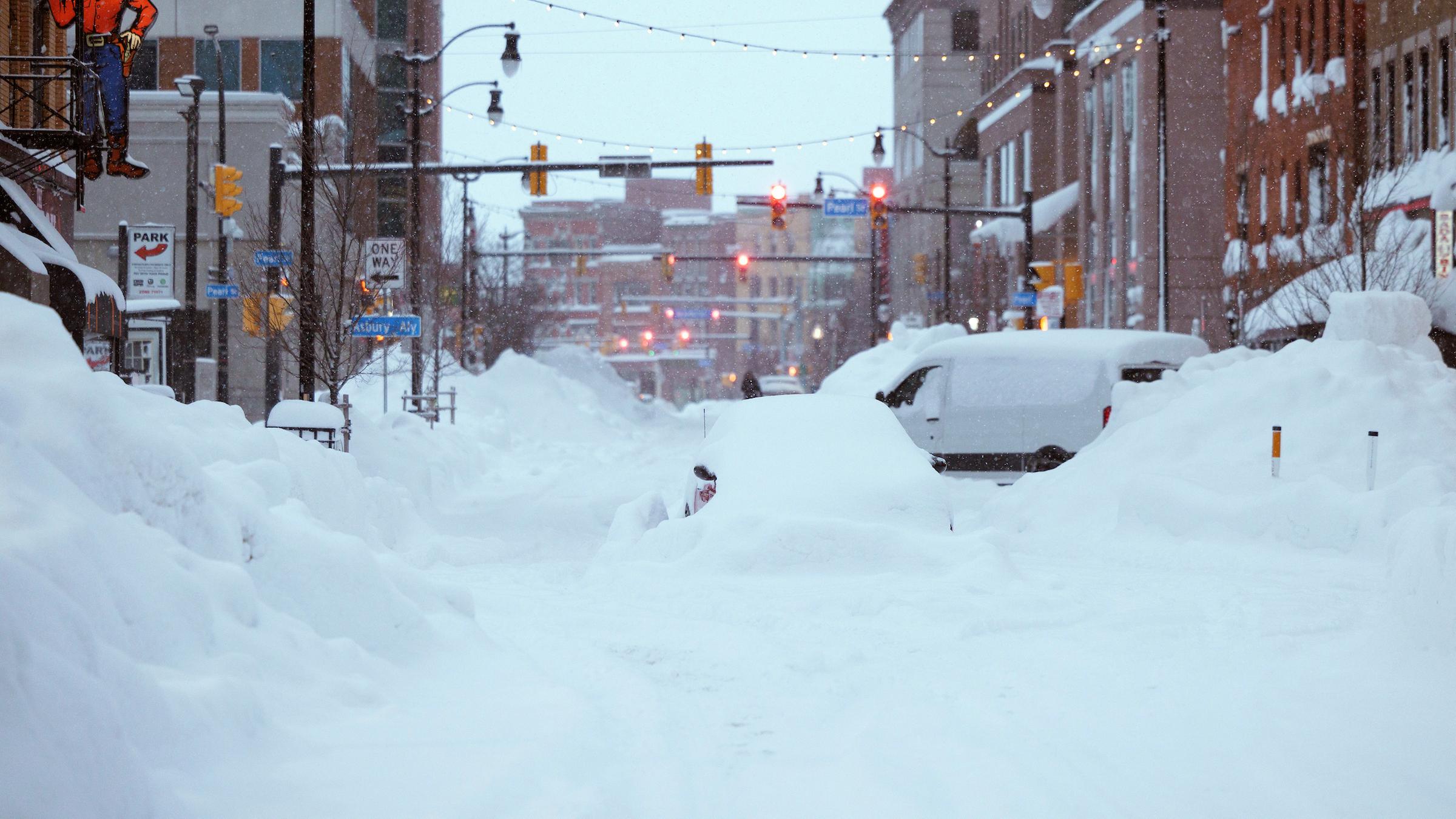 Schneemassen bedecken eine große Straße in Buffalo, New York. 