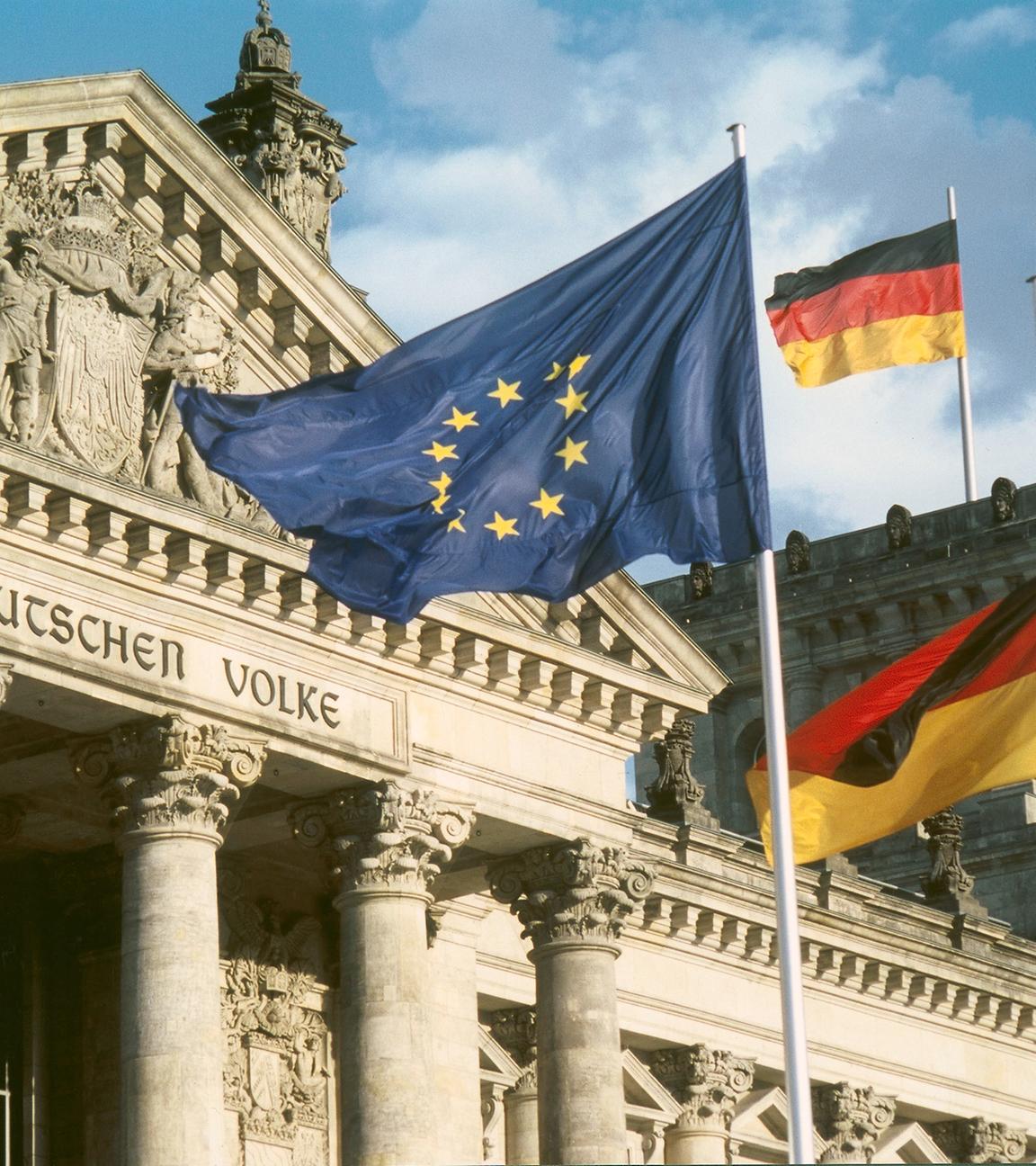 "ZDFzeit: Wir Deutschen und Europa": Reichstag in Berlin mit der Inschrift "Dem Deutschen Volke". Im Bildvordergrund die Europafahne und zwei Deutschlandfahnen.