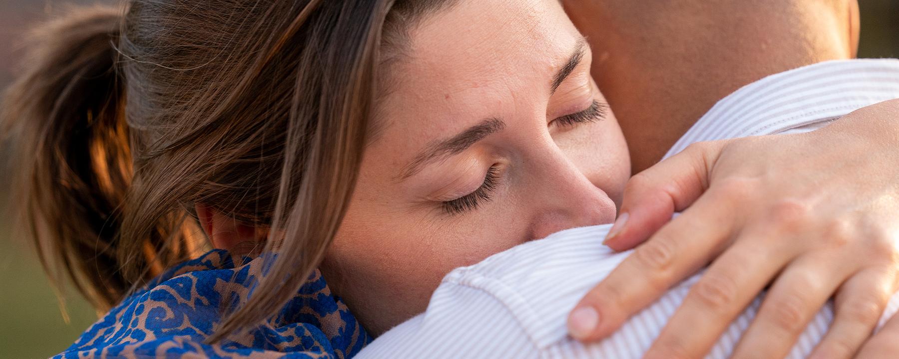 Tayo (Malick Bauer) und Helena (Katharina Nesytowa) umarmen sich.