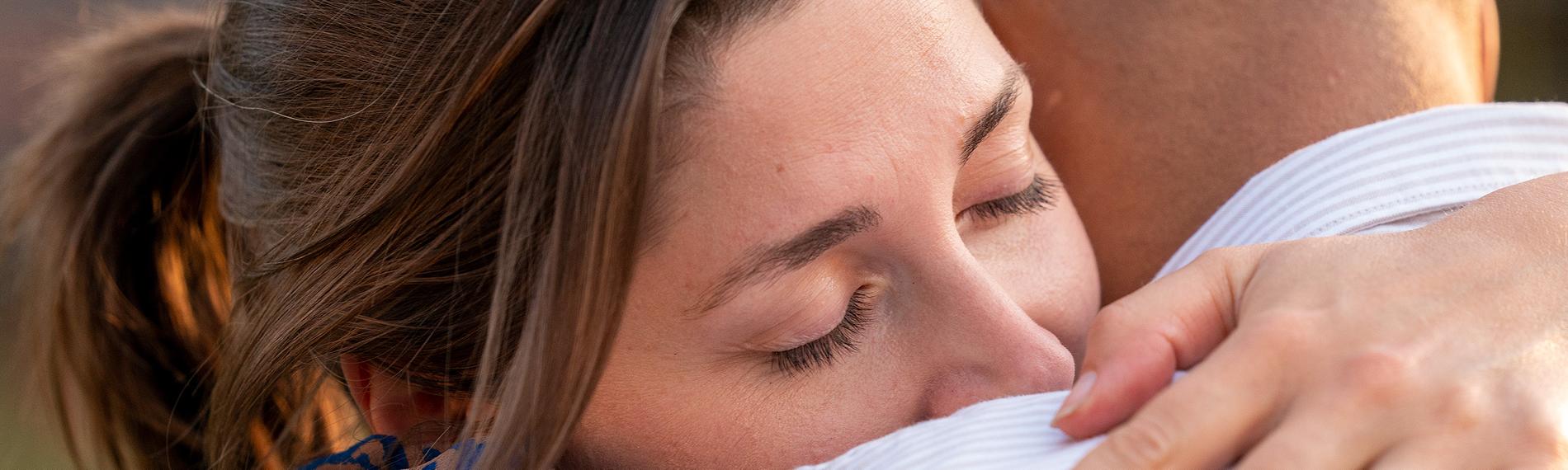 Tayo (Malick Bauer) und Helena (Katharina Nesytowa) umarmen sich.