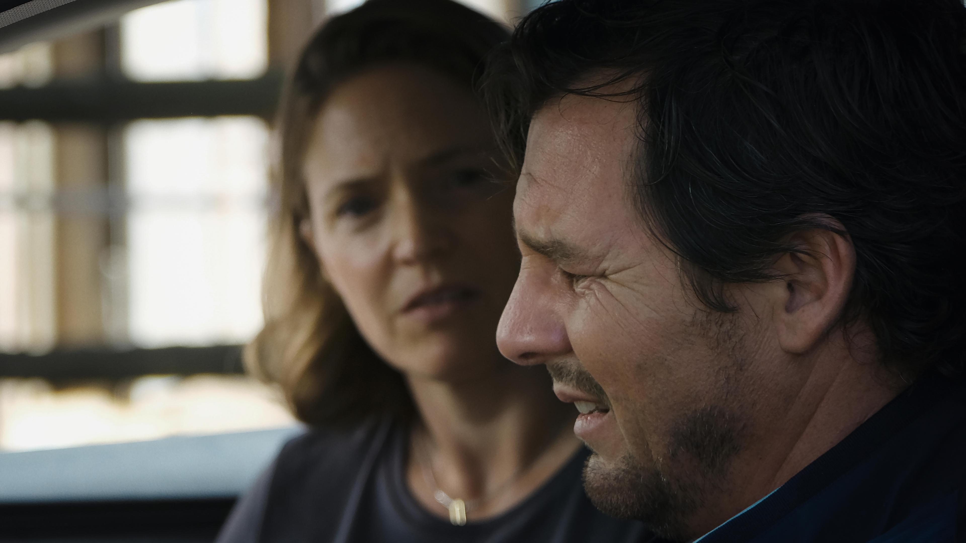 Frank und Sabina Lechner (gespielt von Felix Klare und Patricia Aulitzky) sitzen im Auto, Frank schaut verzweifelt.