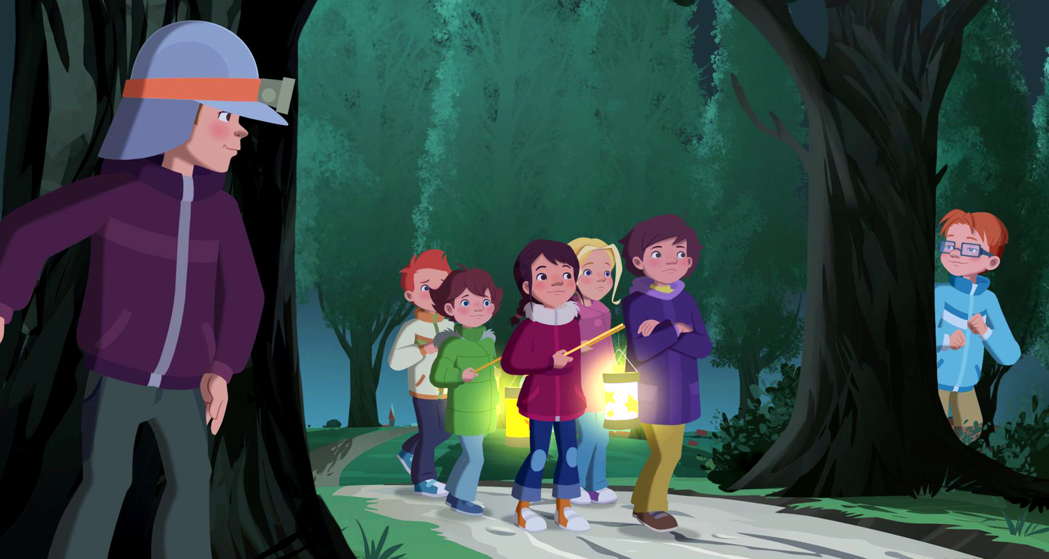 Die Jungs nehmen es sich vor, die Mädchen auf der Wanderung zu erschrecken. Sie stehen versteckt hinter Bäumen. Die Mädchen laufen Laterne.