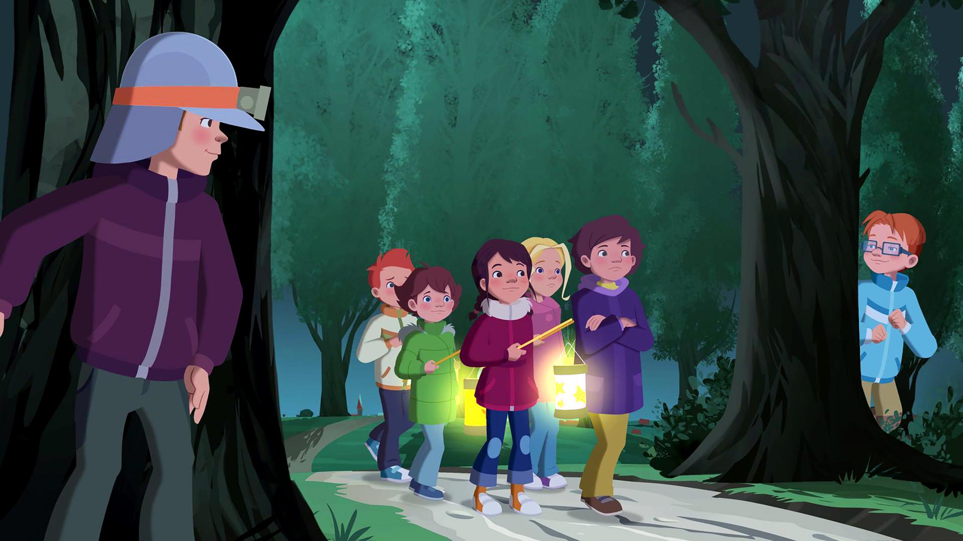 Die Jungs nehmen es sich vor, die Mädchen auf der Wanderung zu erschrecken. Sie stehen versteckt hinter Bäumen. Die Mädchen laufen Laterne.