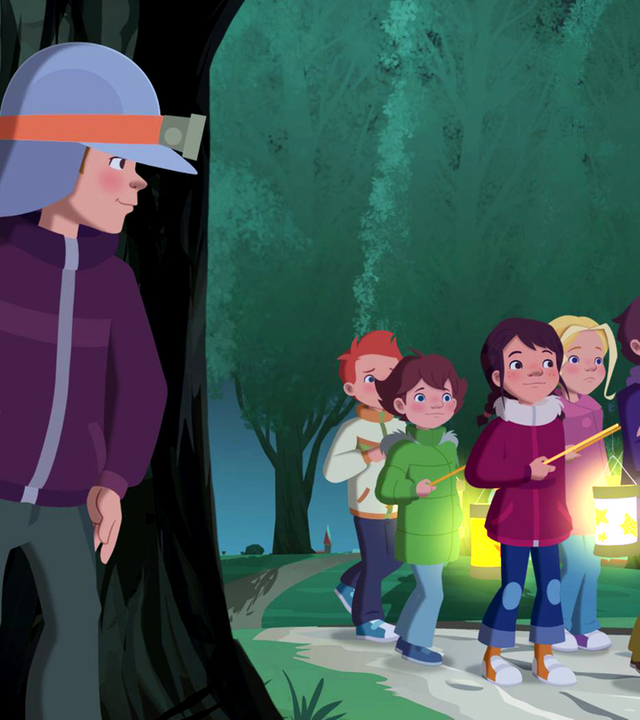 Die Jungs nehmen es sich vor, die Mädchen auf der Wanderung zu erschrecken. Sie stehen versteckt hinter Bäumen. Die Mädchen laufen Laterne.