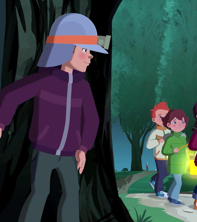Die Jungs nehmen es sich vor, die Mädchen auf der Wanderung zu erschrecken. Sie stehen versteckt hinter Bäumen. Die Mädchen laufen Laterne.