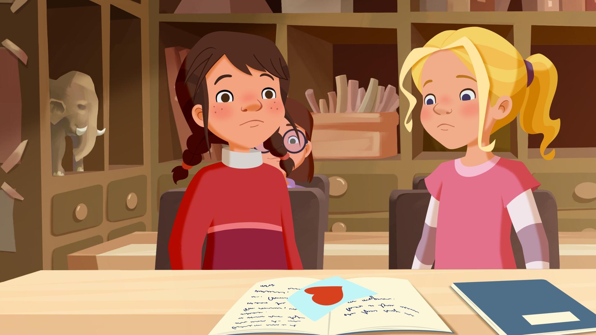 Als Tara einen Liebesbrief bekommt, ist sie ratlos. Tieneke sitzt neben ihr.