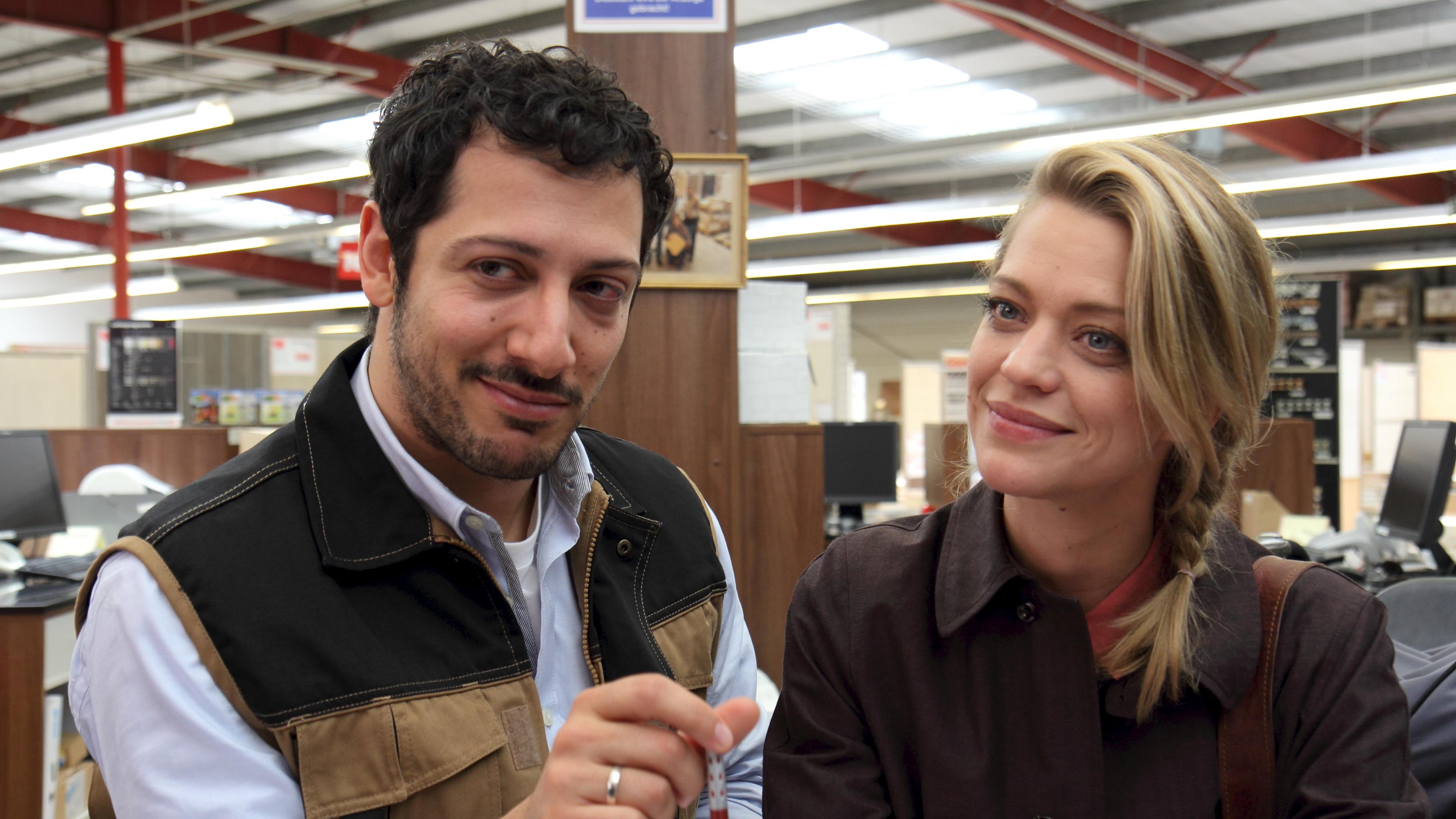 Ali Struttmann (Fahri Yardim, li.) und Melanie (Heike Makatsch) schauen gemeinsam in Richtung der linken Bildhälfte.