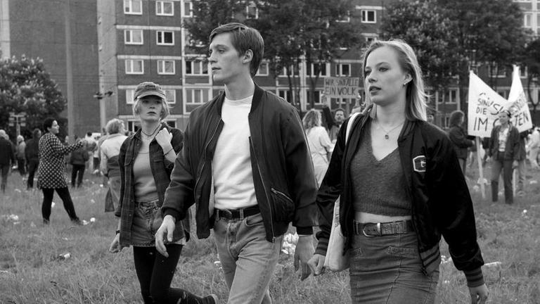 Stefan (Jonas Nay, Bildmitte), Jennie (Saskia Rosendahl, rechts) und Ramona (Gro Swantje Kohlhof, 1.v. l)