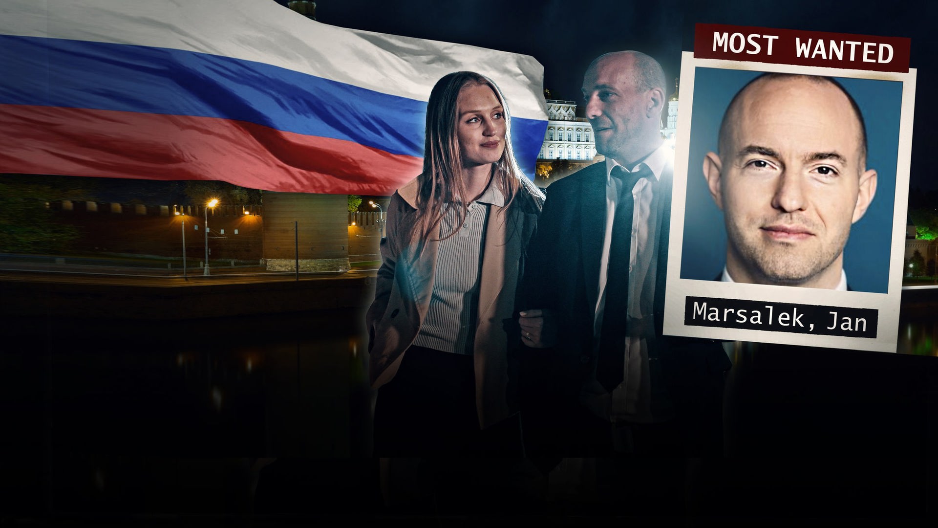 Fahndungsfoto von Jan Marsalek mit Szene aus Reenactment, Kreml und russischer Flagge im Hintergrund