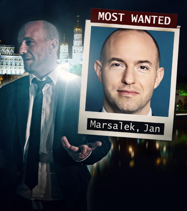 Fahndungsfoto von Jan Marsalek mit Szene aus Reenactment, Kreml und russischer Flagge im Hintergrund