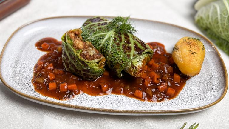 Gekochtes Gericht: Wirsingrouladen mit Tempeh und Fenchel von Volle-Kanne-Koch Mario Kotaska.
